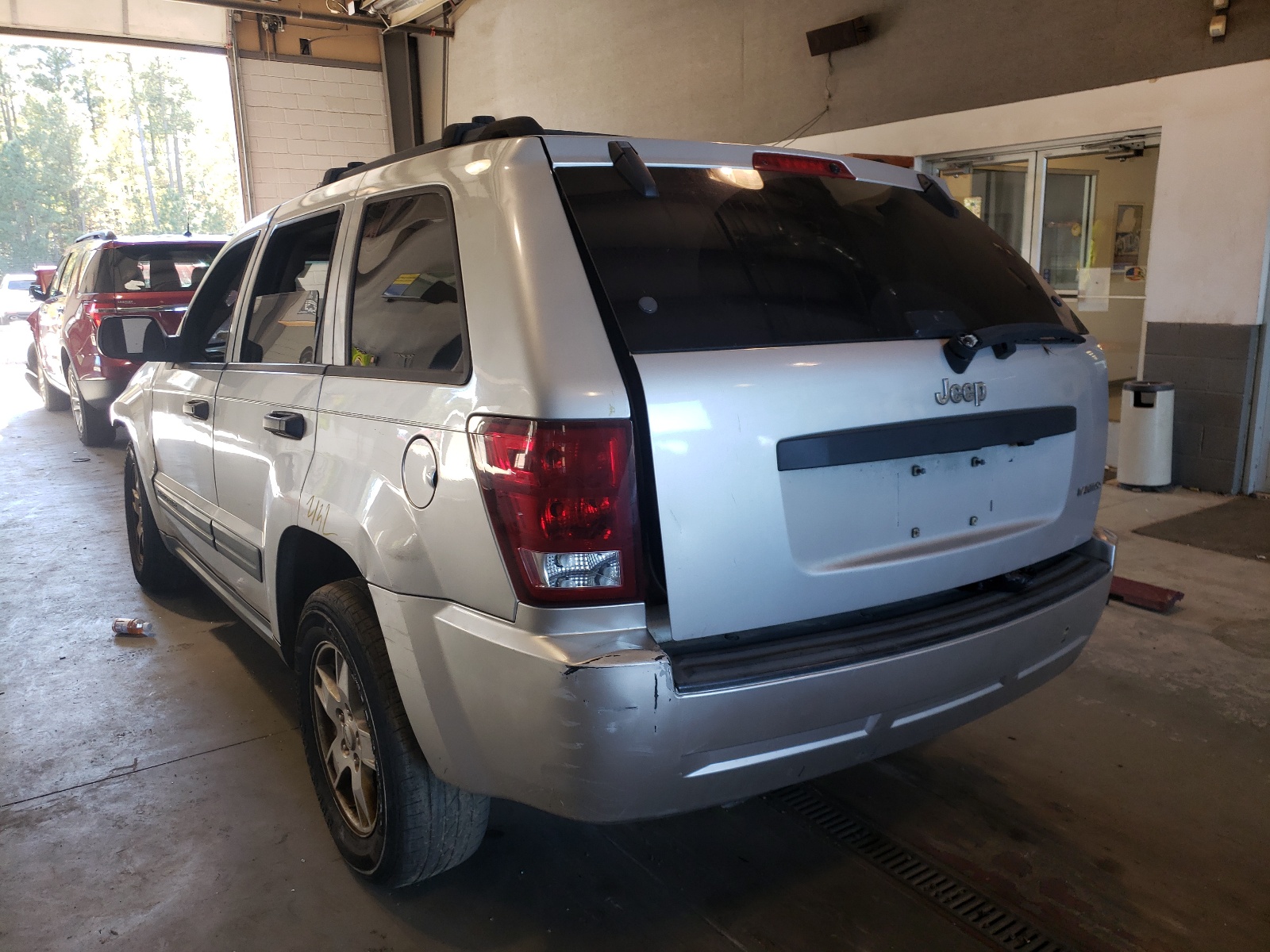 Photo 3 from auction – 2005 JEEP GRAND CHER with VIN 1J8HS48N25C557866