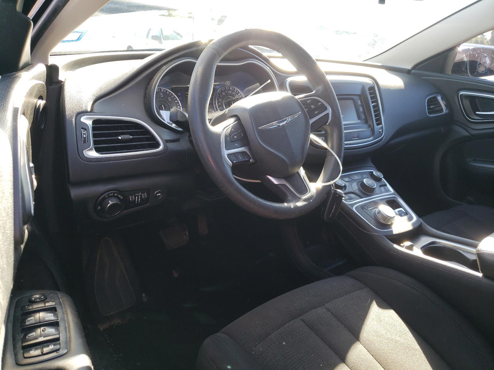 Photo 9 from auction – 2015 CHRYSLER 200 LIMITE with VIN 1C3CCCABXFN652338