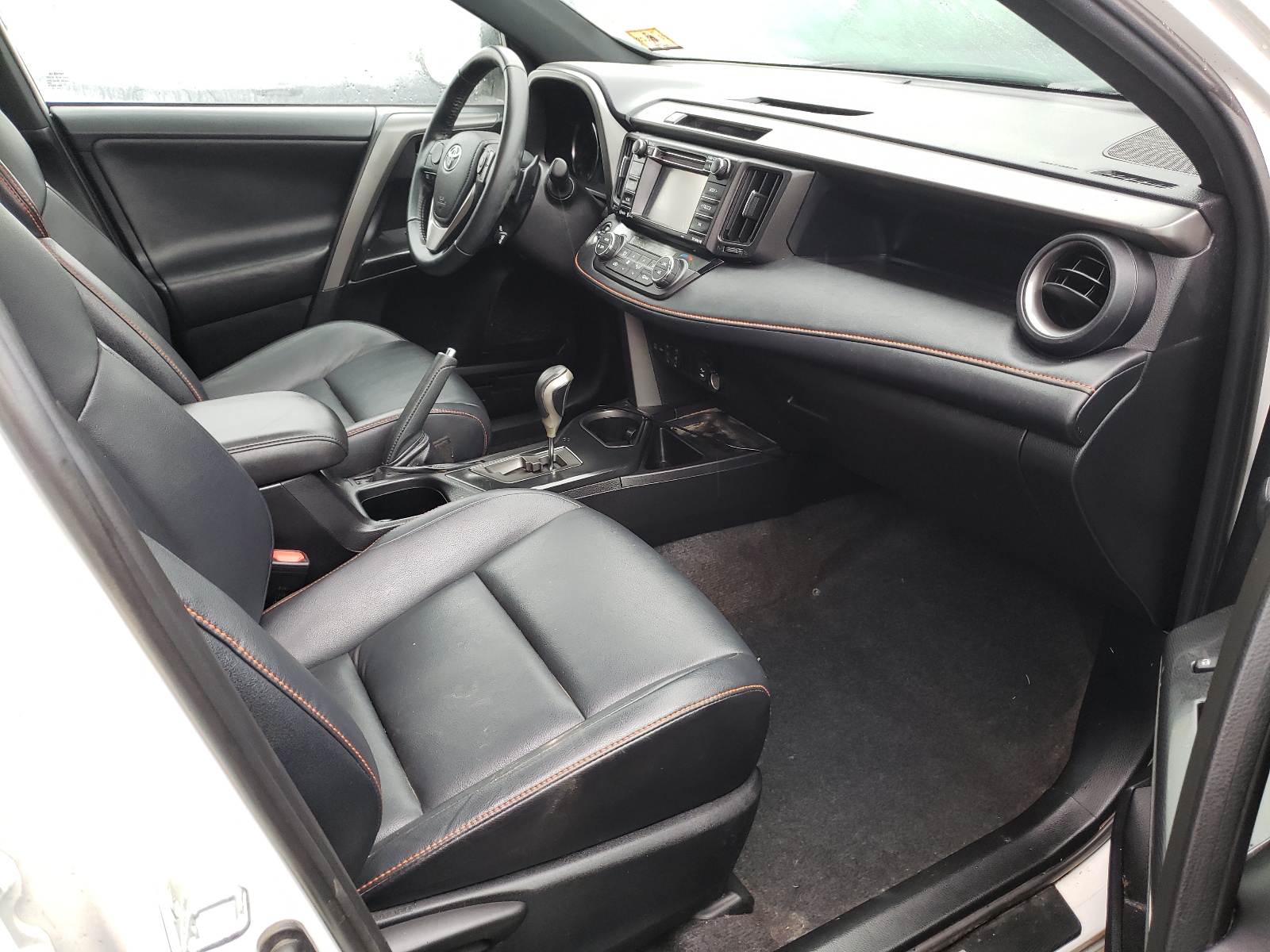 Photo 5 from auction – 2016 TOYOTA RAV4 SE with VIN 2T3JFREV5GW458327