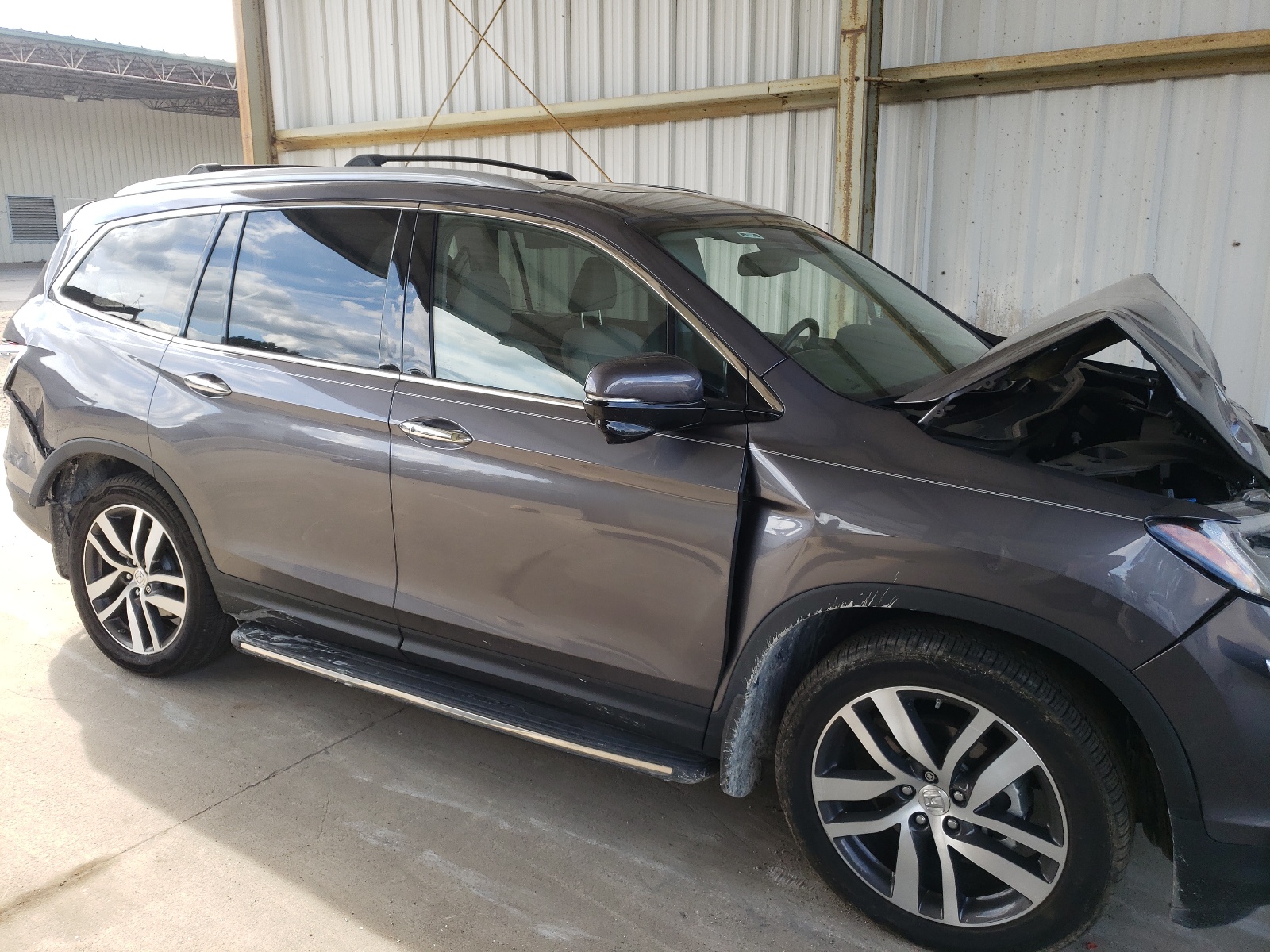 Photo 9 from auction – 2018 HONDA PILOT TOUR with VIN 5FNYF5H92JB014552