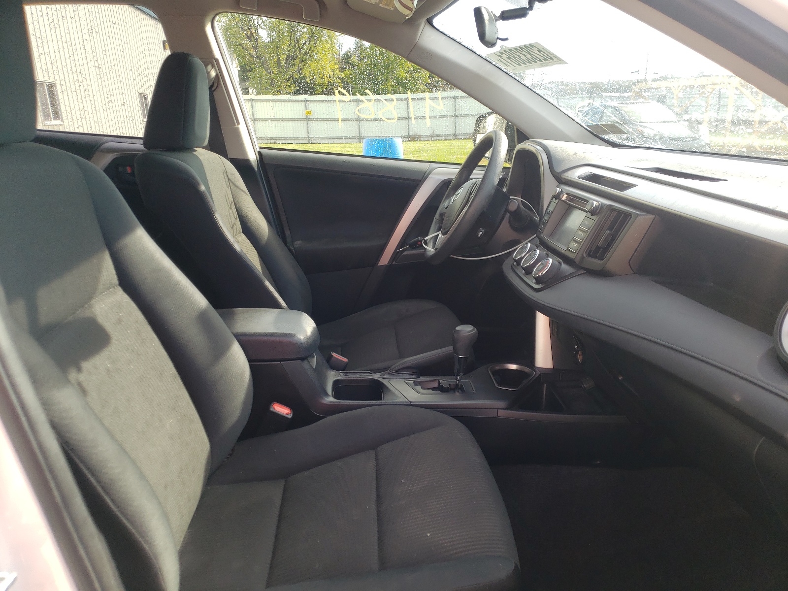 Photo 5 from auction – 2016 TOYOTA RAV4 LE with VIN JTMBFREV5GD184967