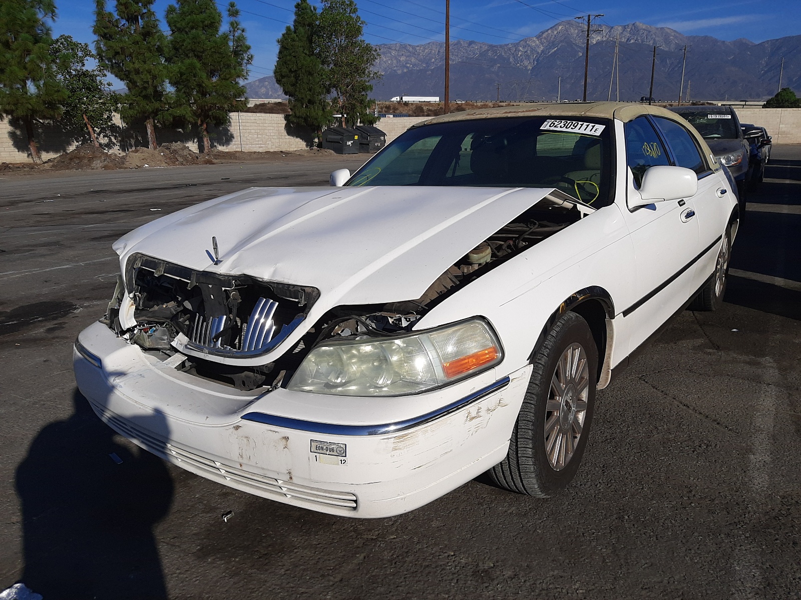 Photo 2 from auction – 2004 LINCOLN TOWN CAR E with VIN 1LNHM81W94Y604545