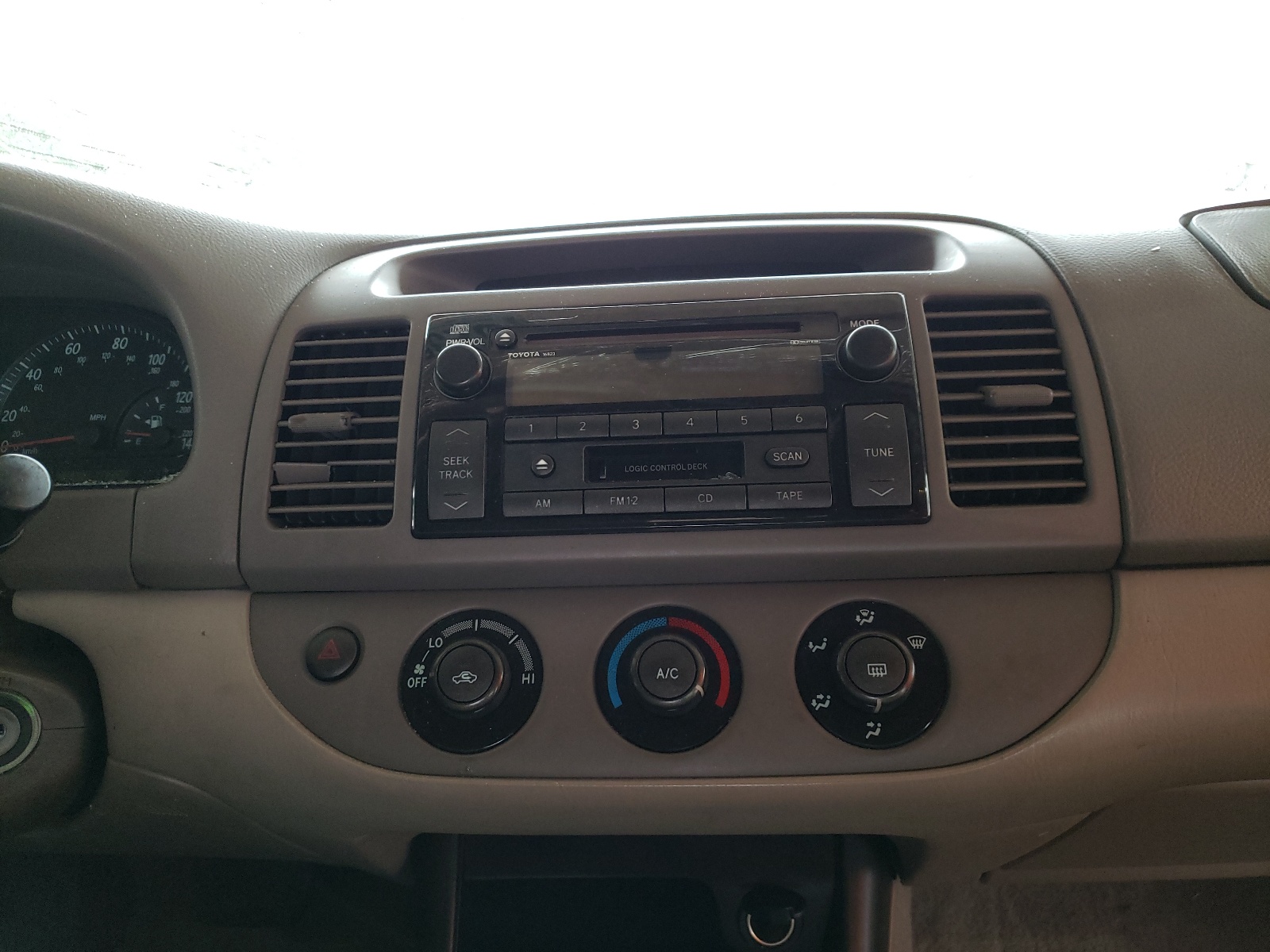 Photo 9 from auction – 2002 TOYOTA CAMRY LE with VIN 4T1BE32K62U579027