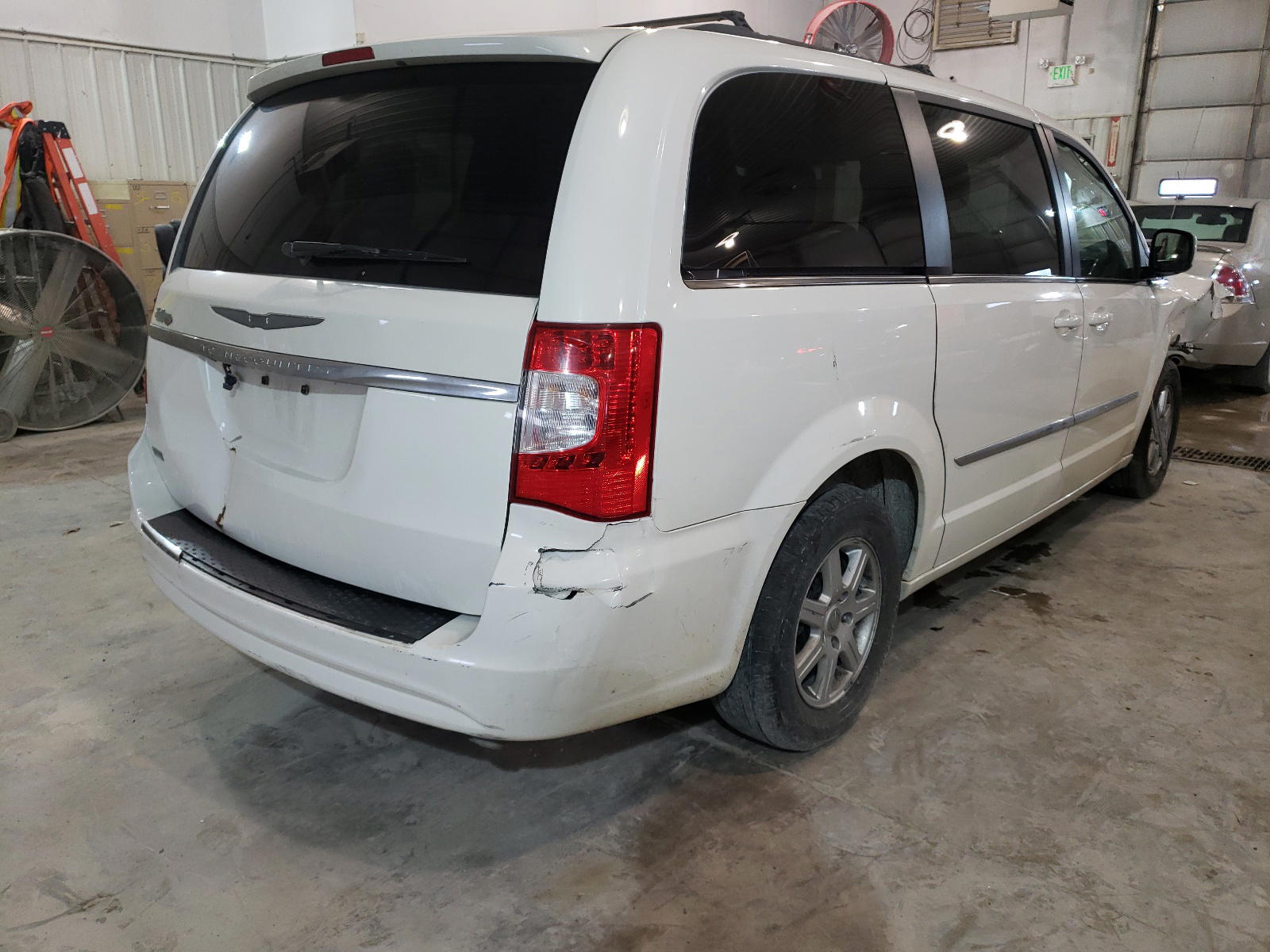 Photo 4 from auction – 2013 CHRYSLER TOWN & COU with VIN 2C4RC1BG3DR577244