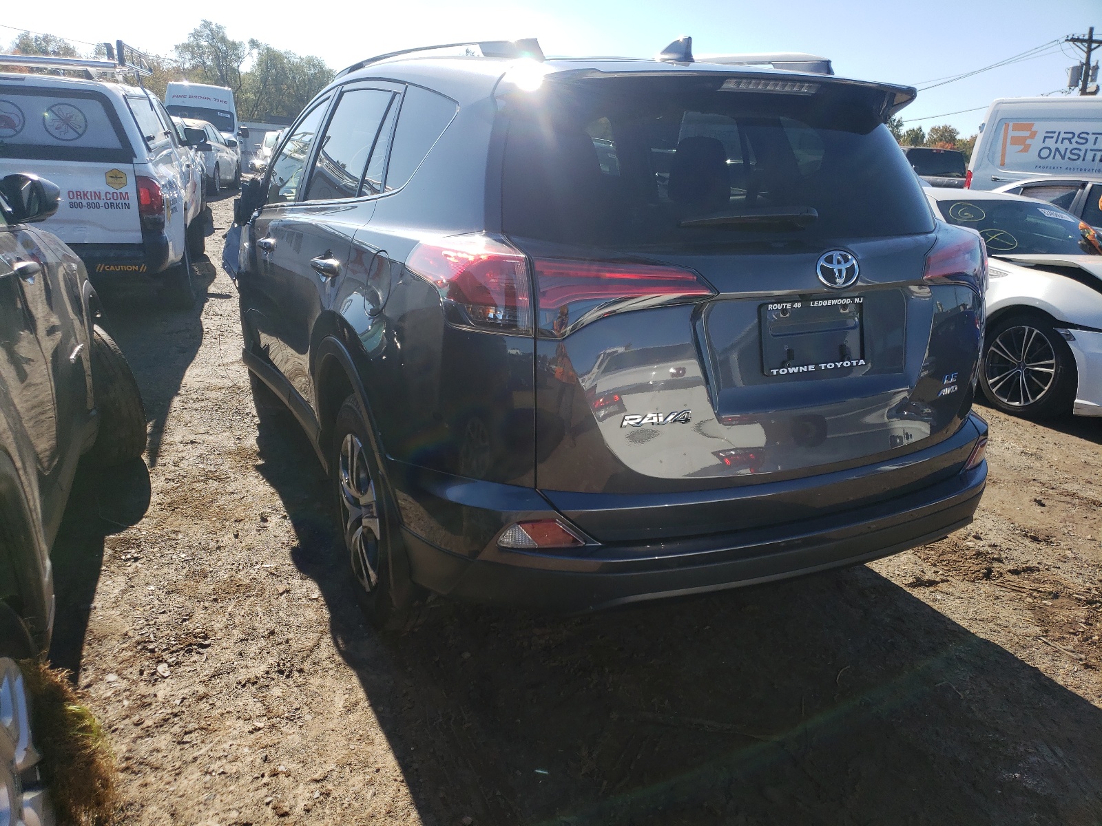 Photo 3 from auction – 2018 TOYOTA RAV4 LE with VIN JTMBFREV3JD248382