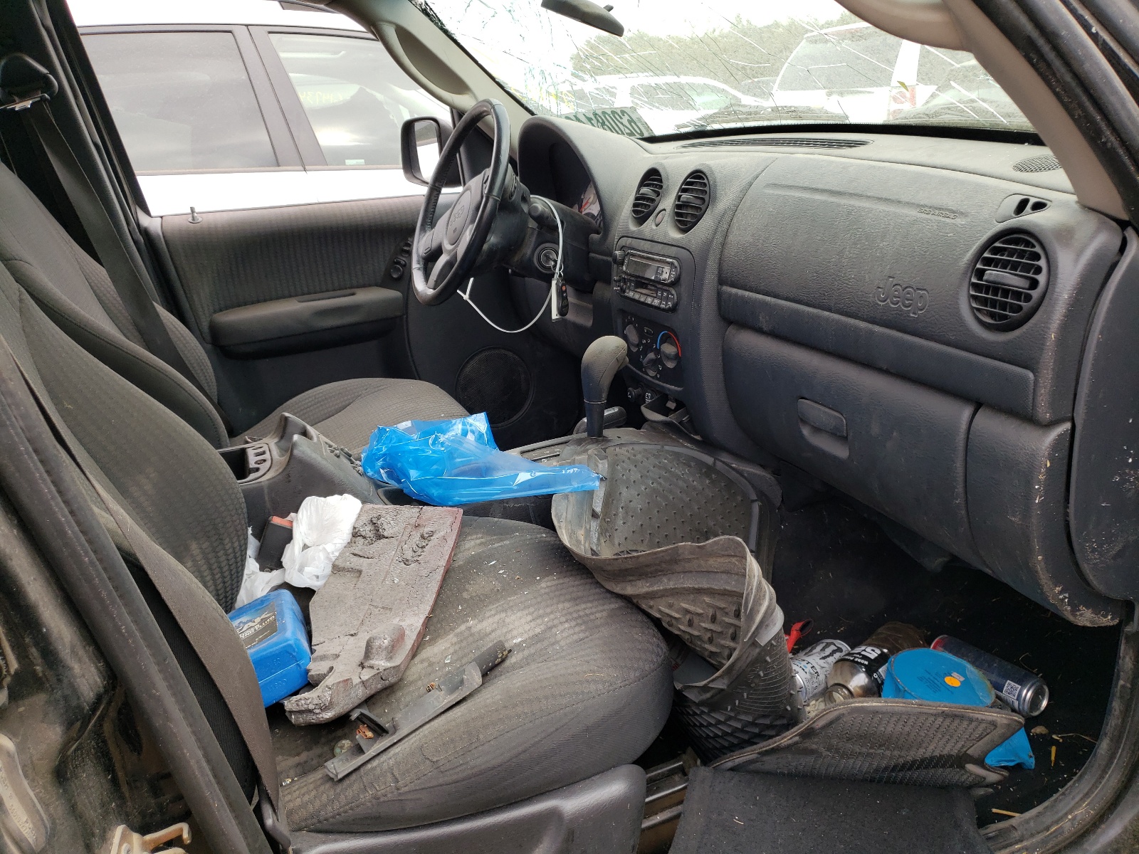 Photo 5 from auction – 2002 JEEP LIBERTY SP with VIN 1J4GL48K92W281437