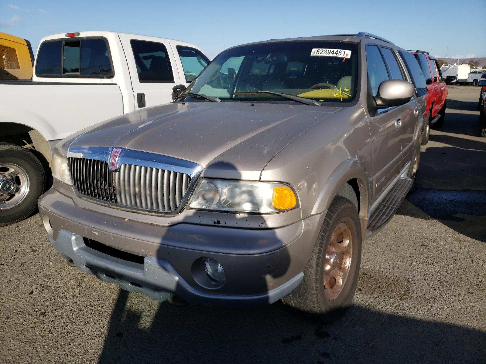 Photo 2 from auction – 2000 LINCOLN NAVIGATOR with VIN 5LMFU28A7YLJ20341