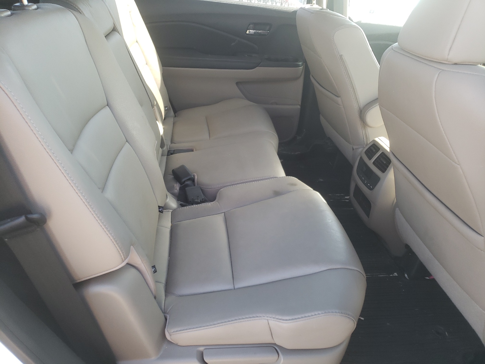 Photo 6 from auction – 2017 HONDA PILOT EXL with VIN 5FNYF5H54HB004743