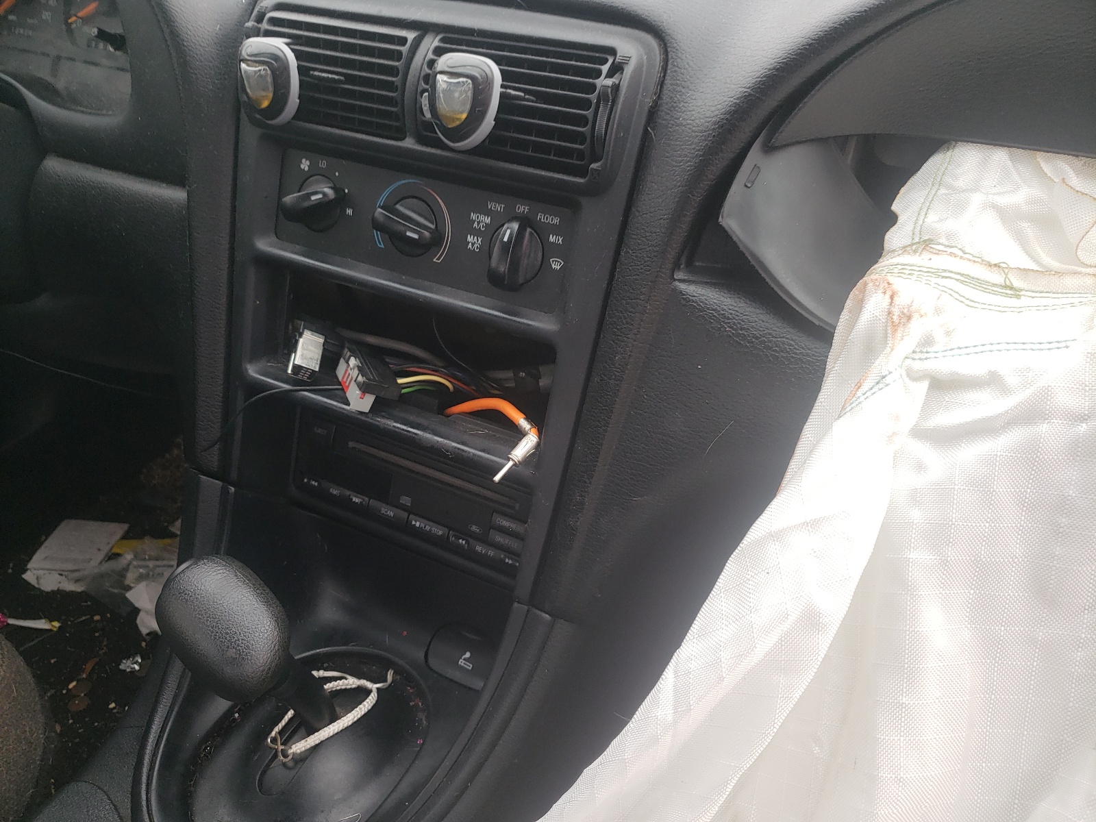 Photo 9 from auction – 1998 FORD MUSTANG with VIN 1FAFP4048WF167041