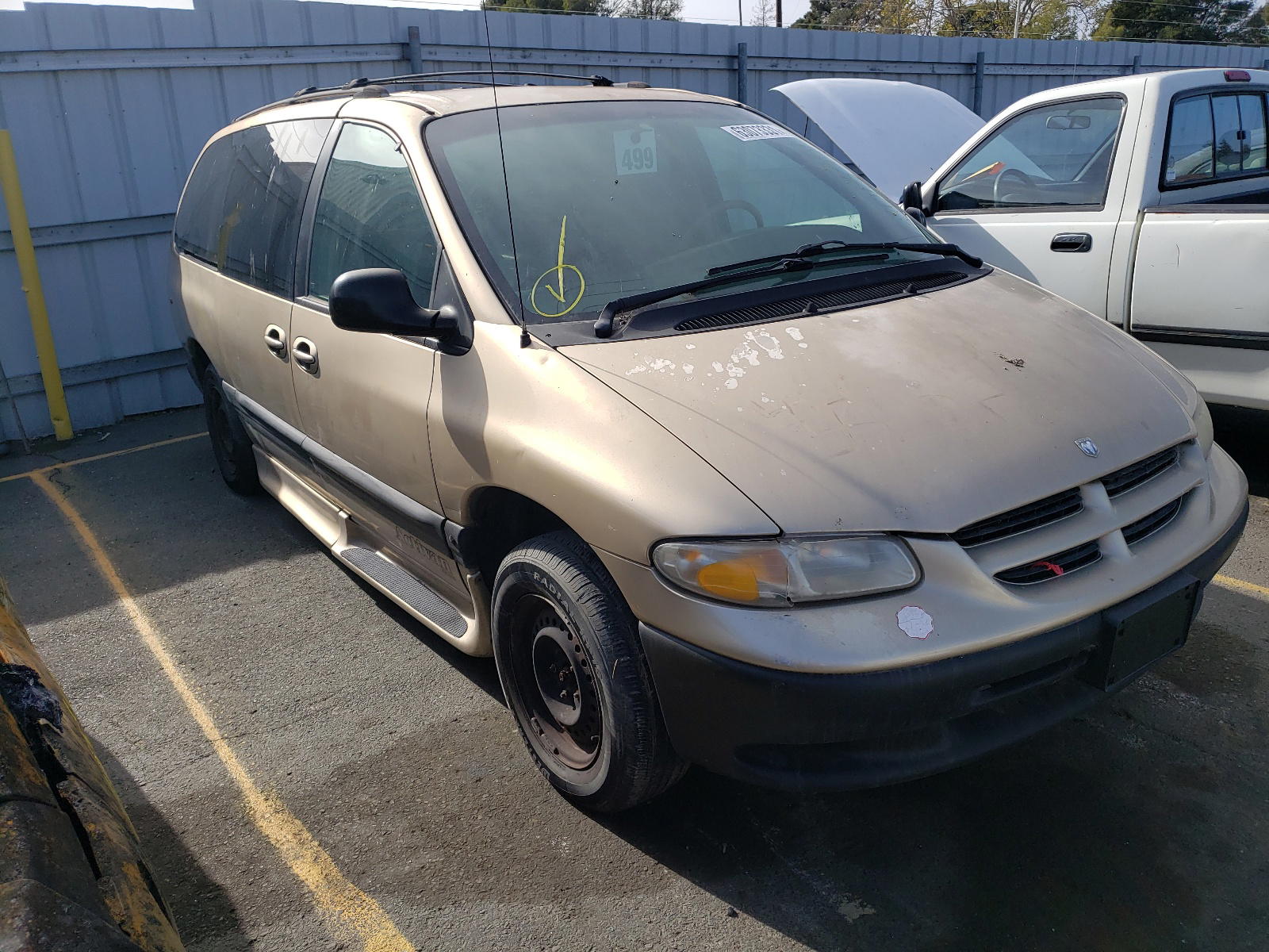DODGE GRAND CARA 2000 with VIN 2B4GP44R0YR644557 - Photo from auction