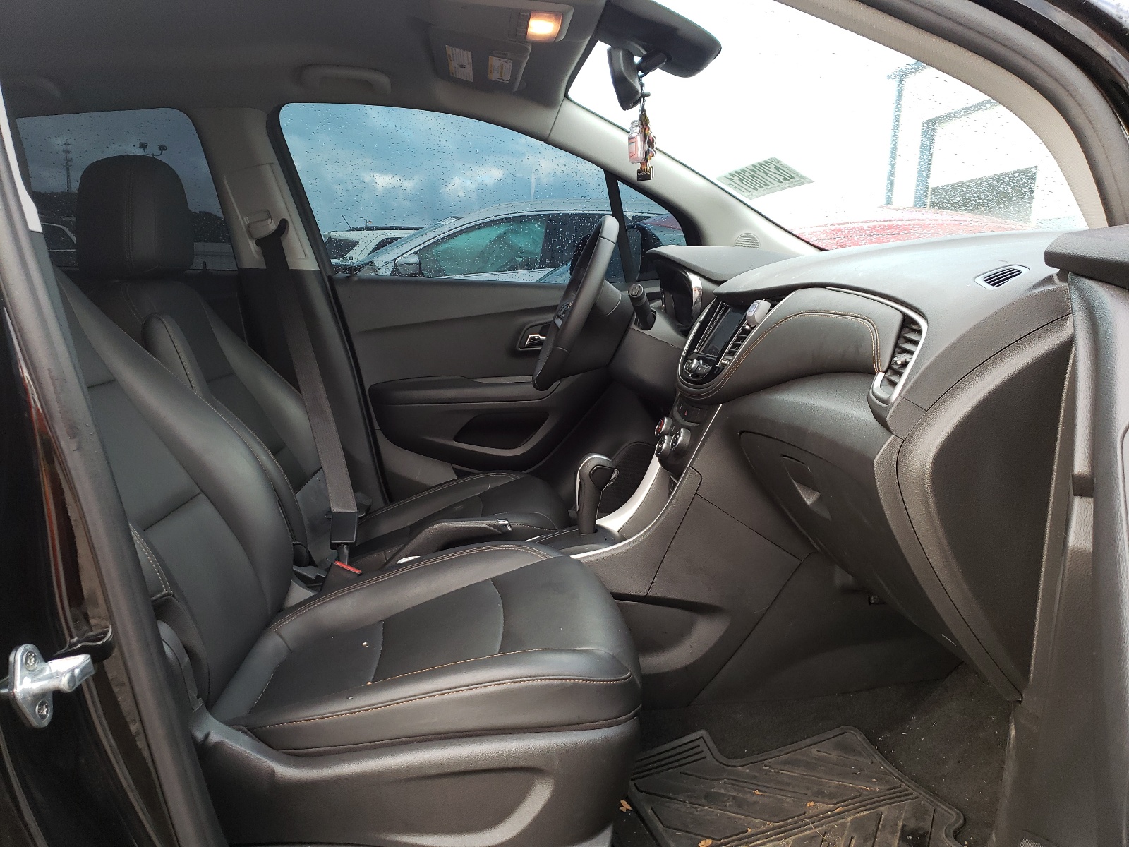 Photo 5 from auction – 2021 CHEVROLET TRAX 1LT with VIN KL7CJPSB6MB351083