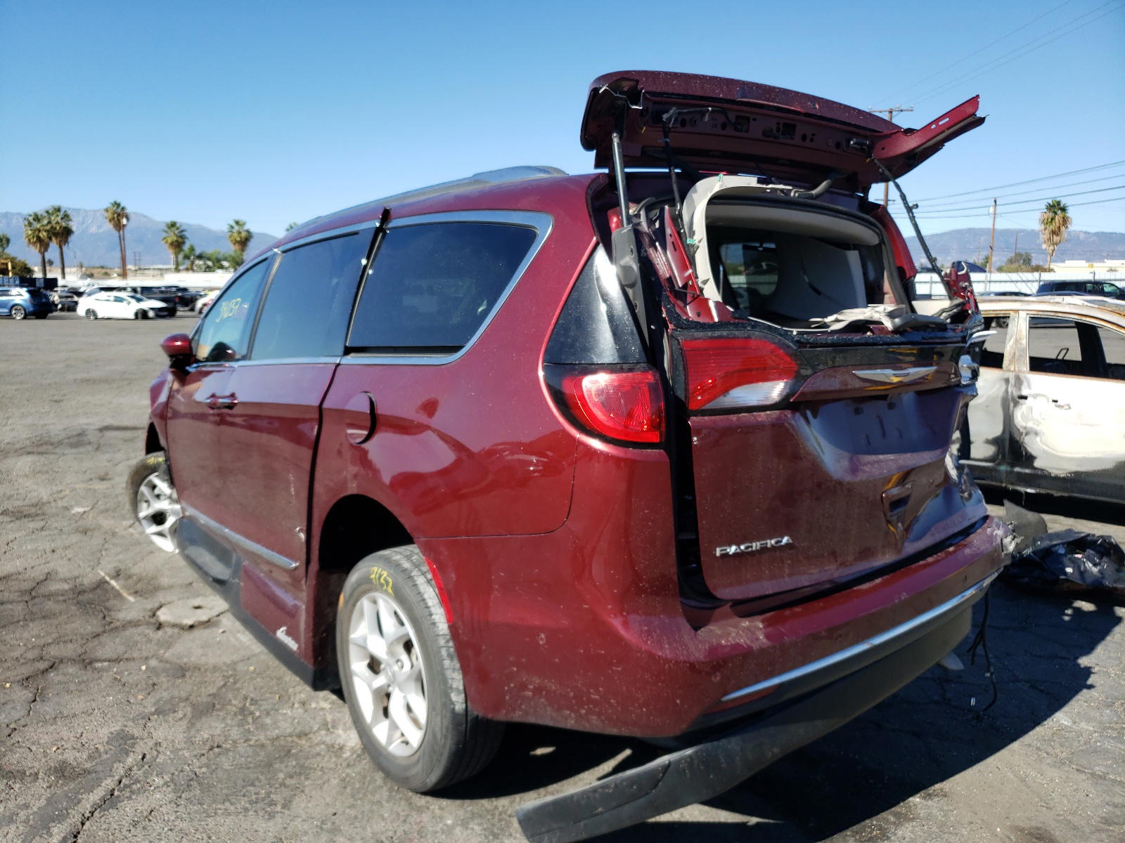 Photo 3 from auction – 2018 CHRYSLER PACIFICA T with VIN 2C4RC1BG9JR340494