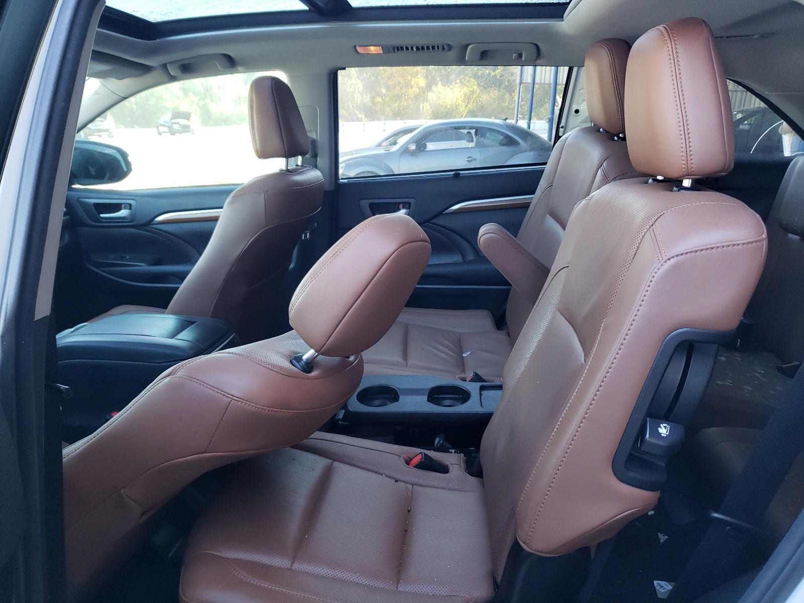 Photo 6 from auction – 2017 TOYOTA HIGHLANDER with VIN 5TDDGRFH0HS030350