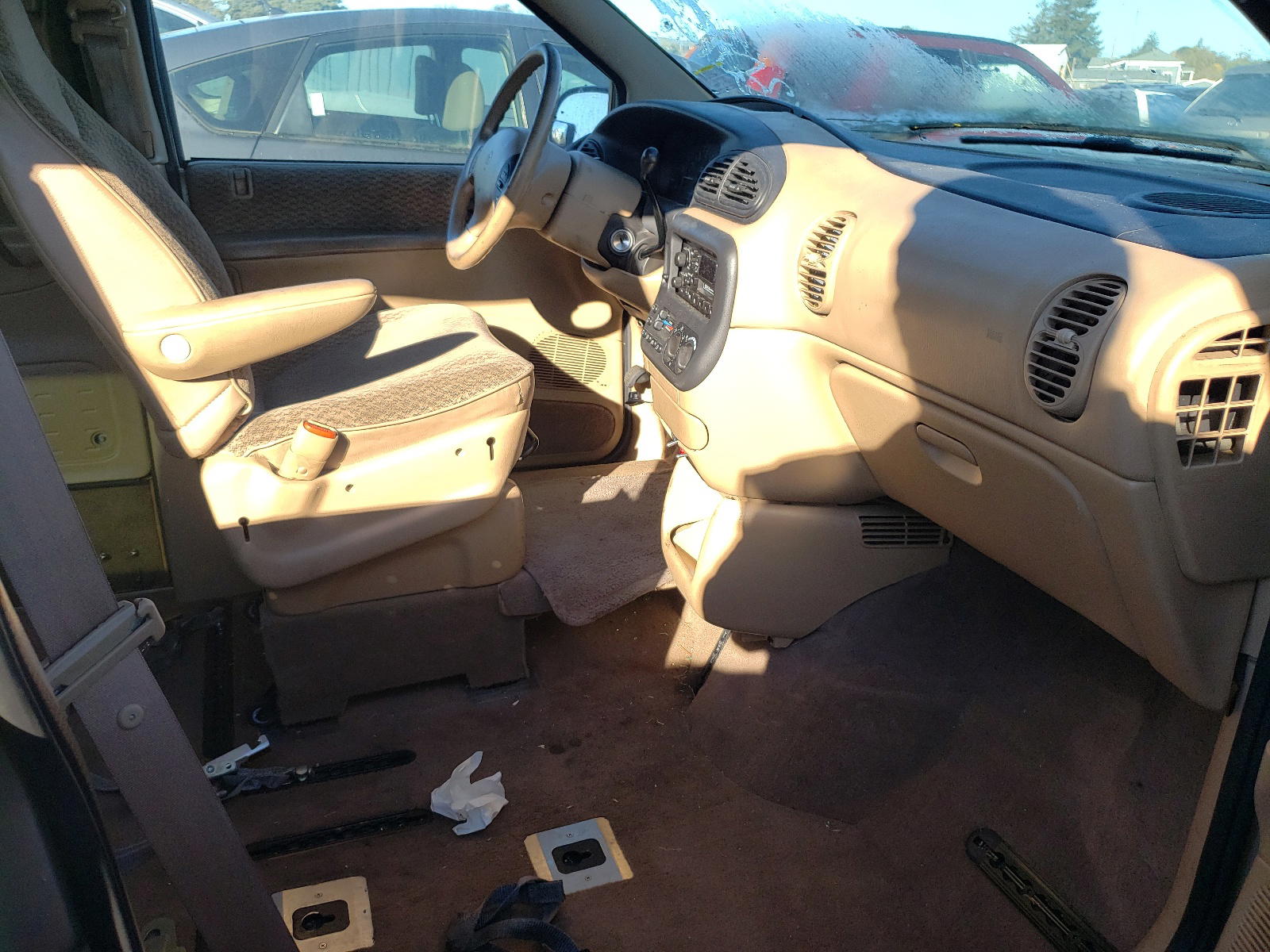Photo 5 from auction – 2000 DODGE GRAND CARA with VIN 2B4GP44R0YR644557