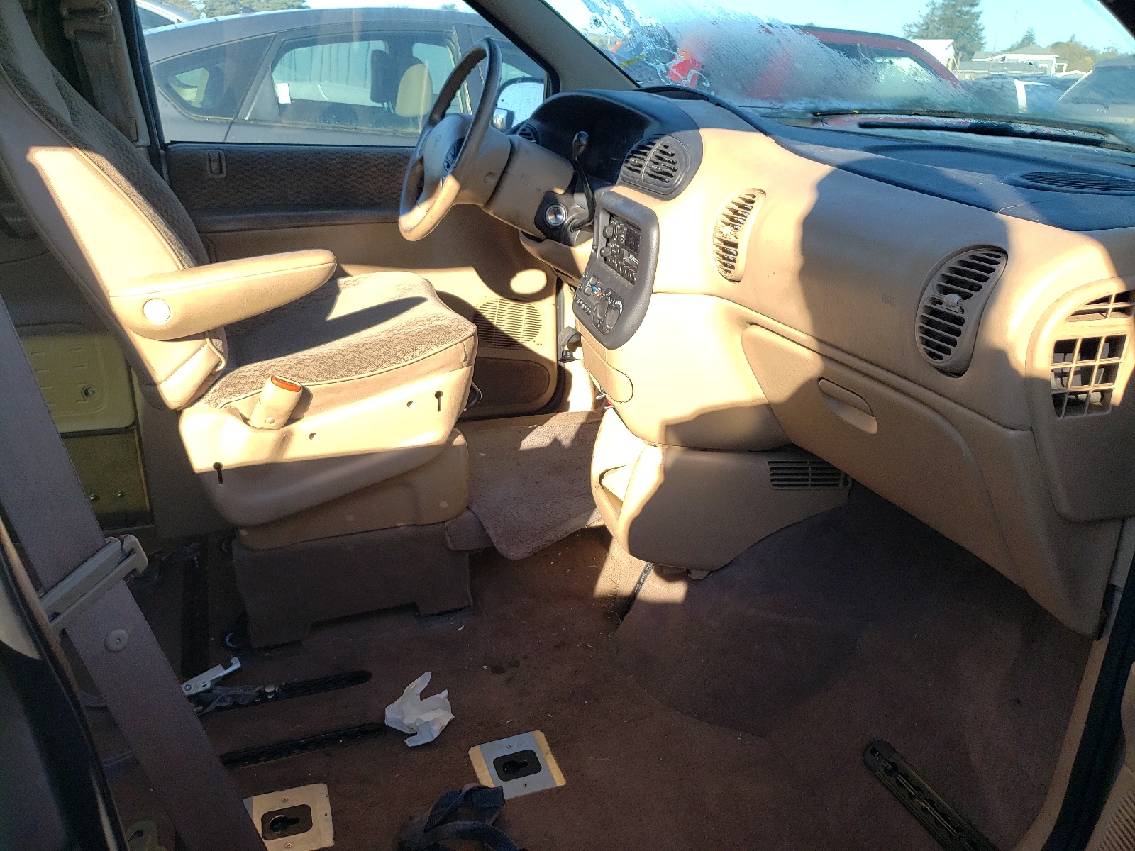 صورة رقم 5 من المزاد - 2000 DODGE GRAND CARA مع VIN 2B4GP44R0YR644557