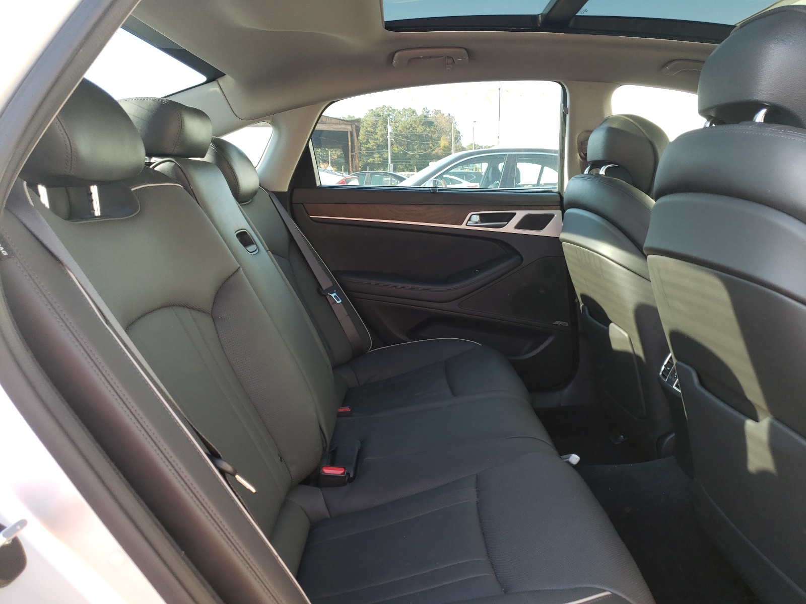 Photo 6 from auction – 2015 HYUNDAI GENESIS 5. with VIN KMHGN4JF5FU022342