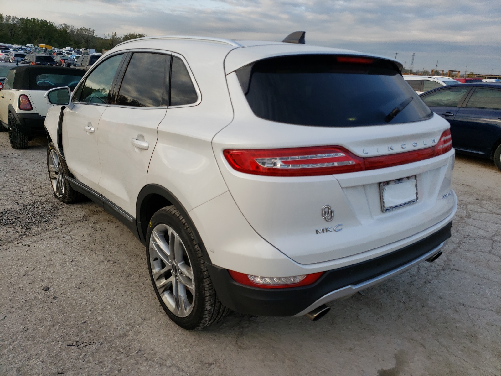 Photo 3 from auction – 2017 LINCOLN MKC RESERV with VIN 5LMTJ3DH3HUL51087