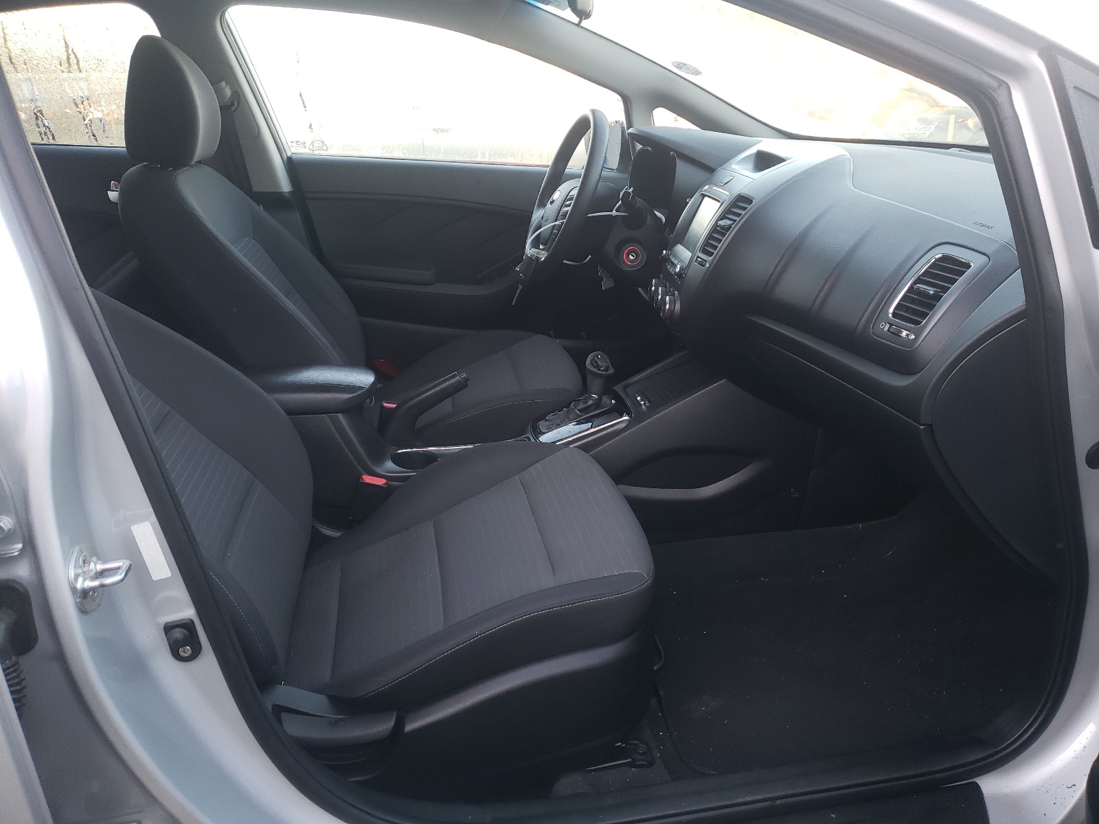 Photo 5 from auction – 2018 KIA FORTE LX with VIN 3KPFL4A73JE239507