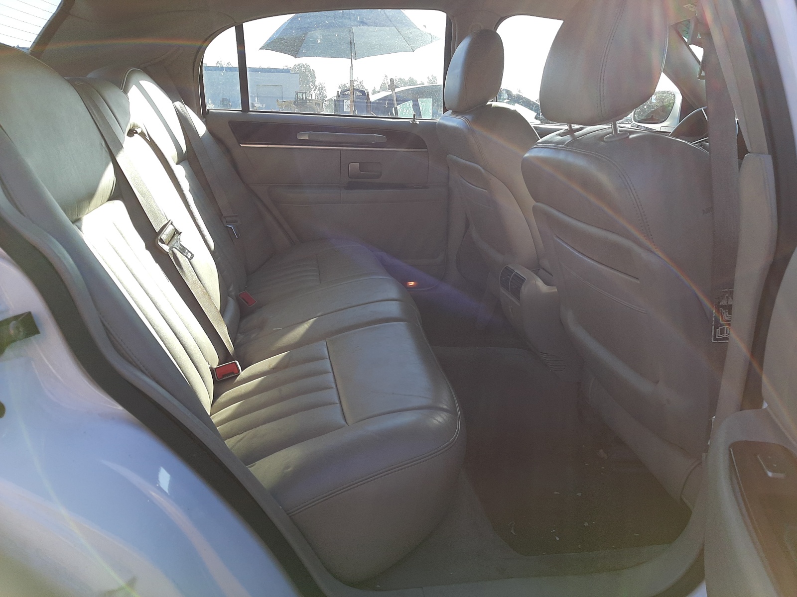 Photo 6 from auction – 2004 LINCOLN TOWN CAR E with VIN 1LNHM81W94Y604545