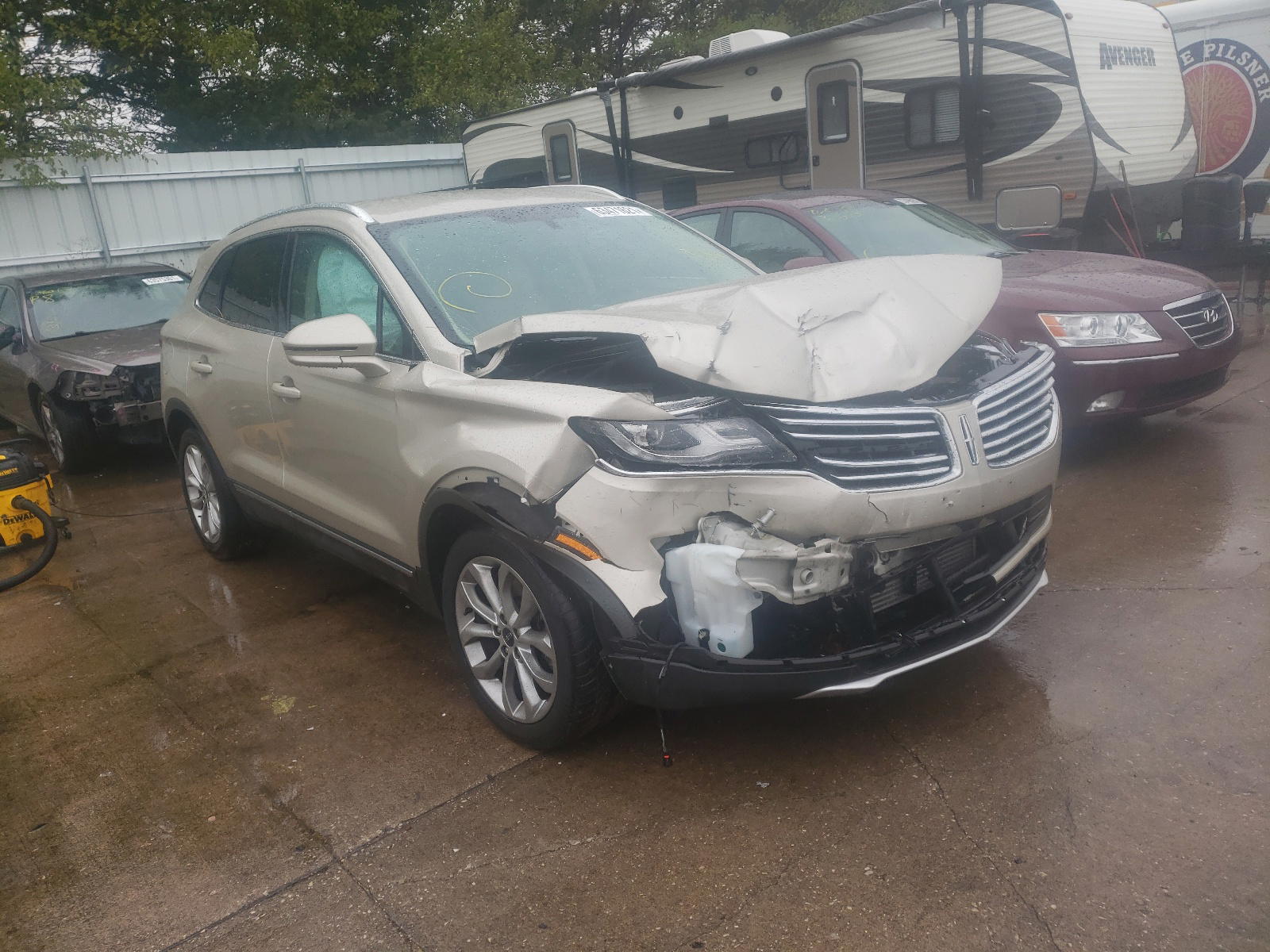 LINCOLN MKC SELECT 2017 with VIN 5LMCJ2D98HUL51685 - Photo from auction