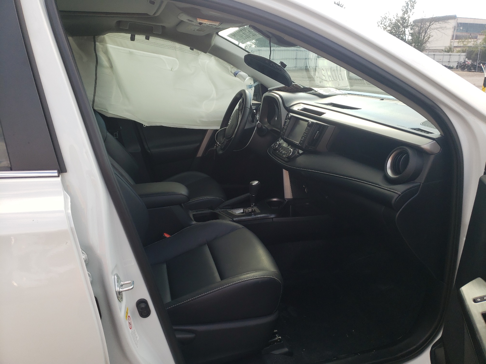 Photo 5 from auction – 2018 TOYOTA RAV4 LIMIT with VIN 2T3DFREV6JW803613