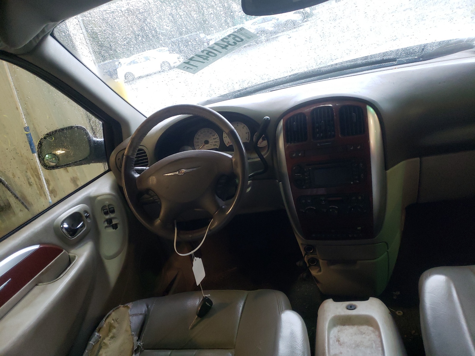Photo 9 from auction – 2006 CHRYSLER TOWN & COU with VIN 2A4GP54L96R702709