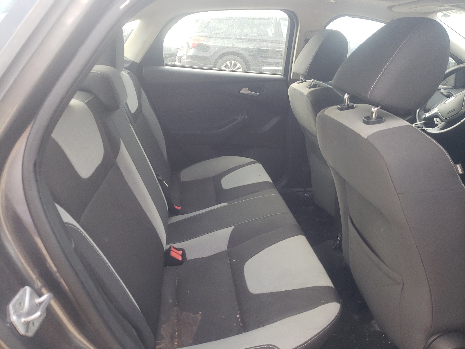 Zdjęcie 6 z aukcji – 2014 FORD FOCUS SE z VIN 1FADP3F22EL105657