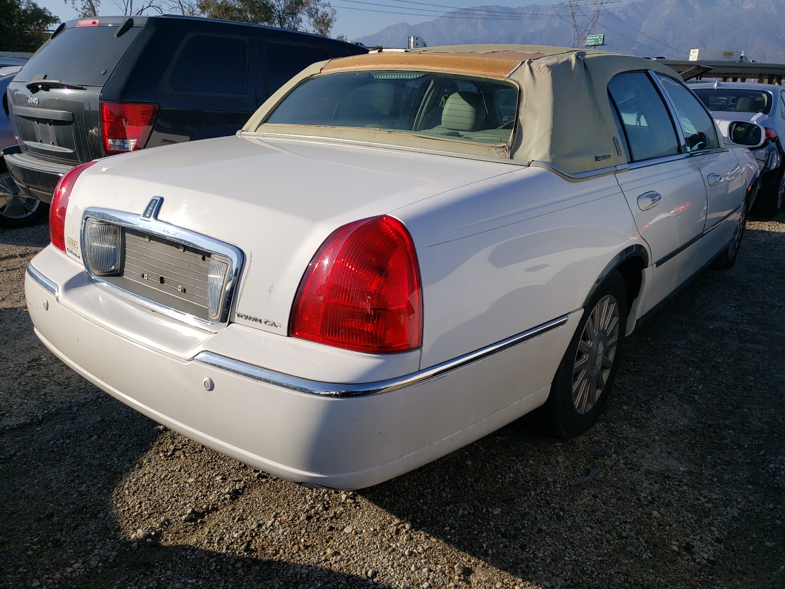 Photo 4 from auction – 2004 LINCOLN TOWN CAR E with VIN 1LNHM81W94Y604545
