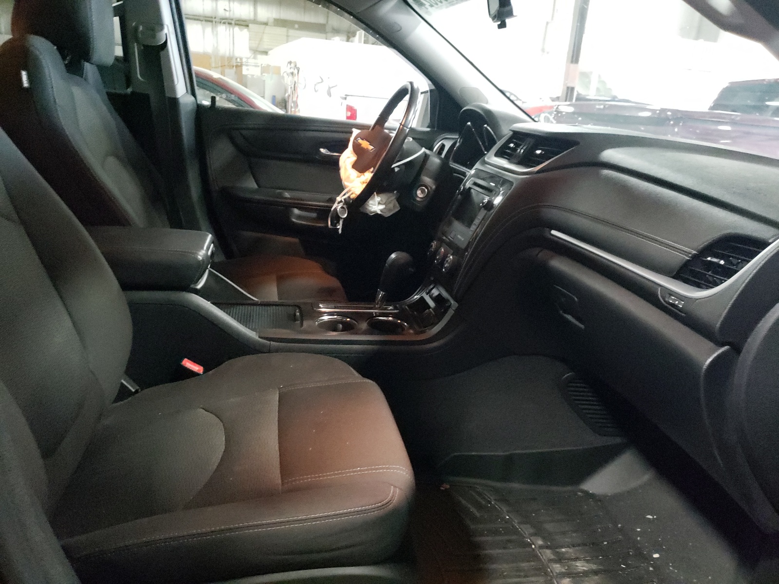 Photo 5 from auction – 2017 CHEVROLET TRAVERSE L with VIN 1GNKVGKD5HJ306109