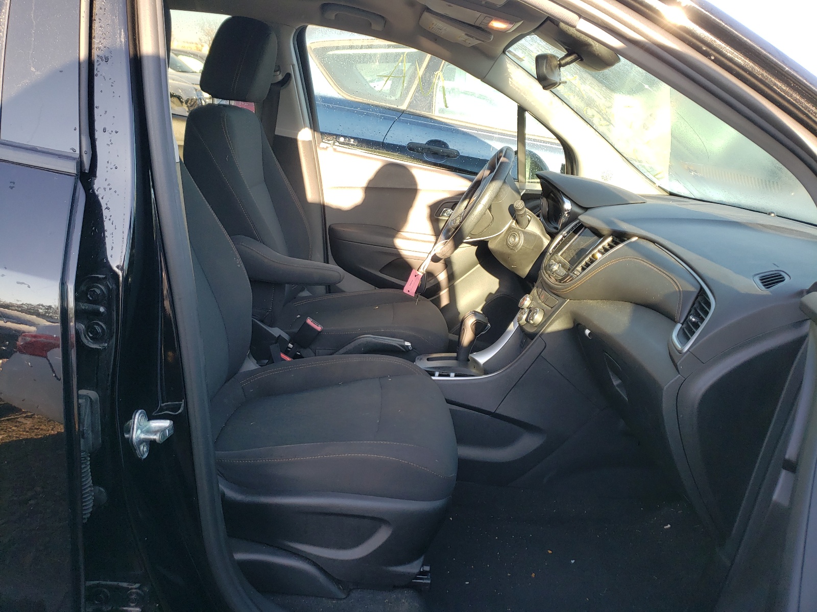 Photo 5 from auction – 2020 CHEVROLET TRAX LS with VIN 3GNCJKSB9LL115683