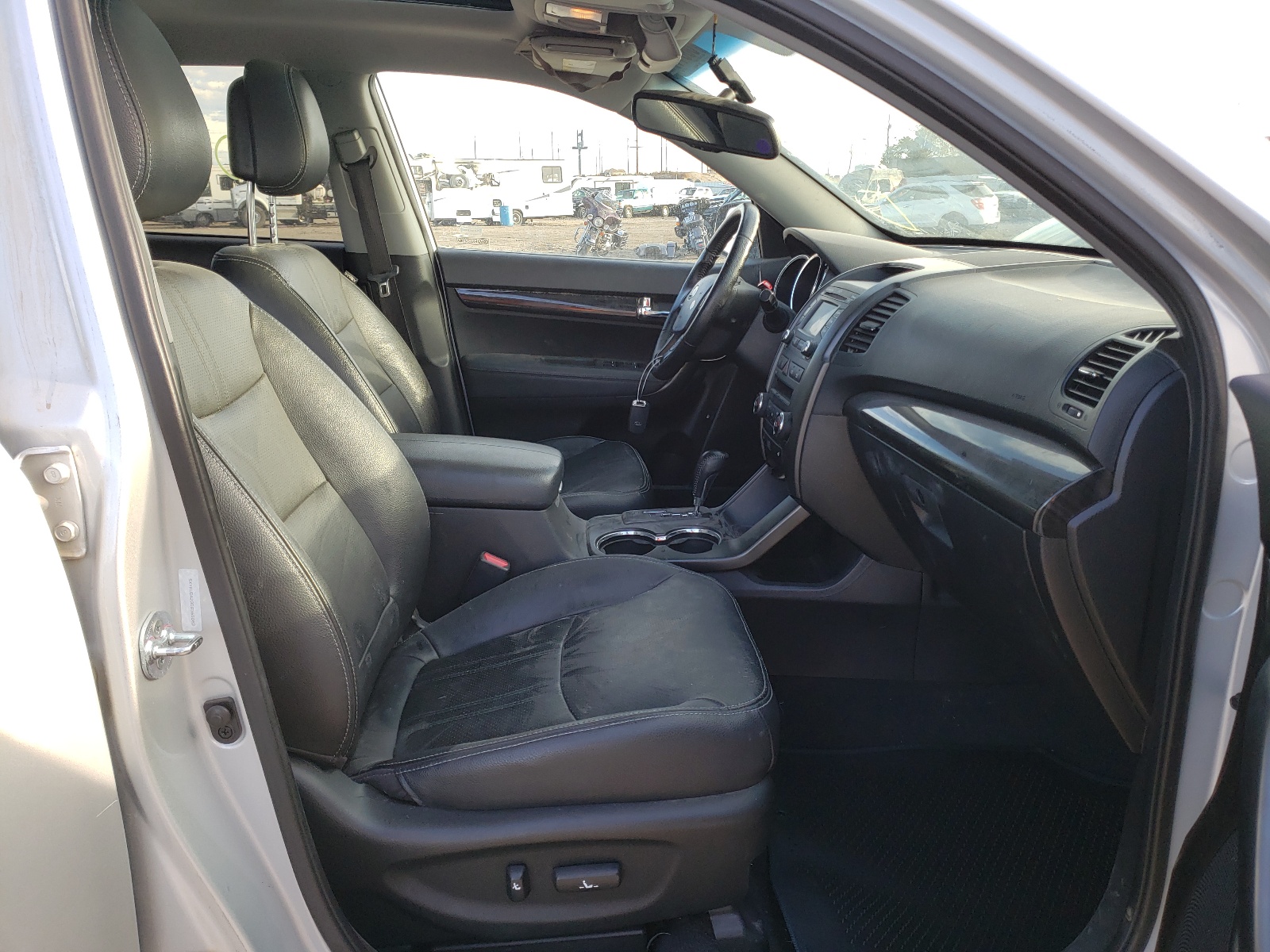Photo 5 from auction – 2013 KIA SORENTO EX with VIN 5XYKUDA23DG365082