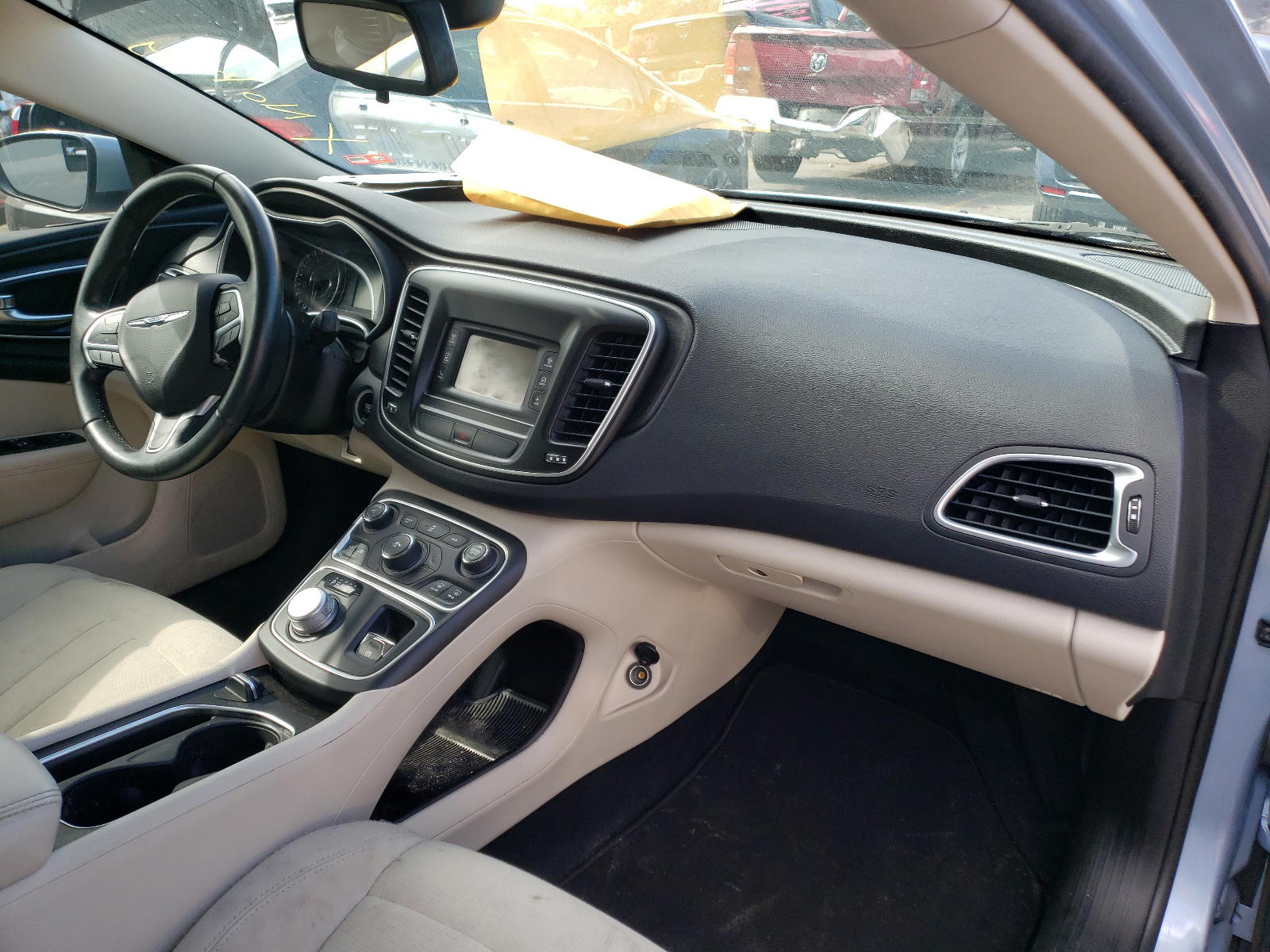 Photo 9 from auction – 2015 CHRYSLER 200 LIMITE with VIN 1C3CCCAB9FN646272