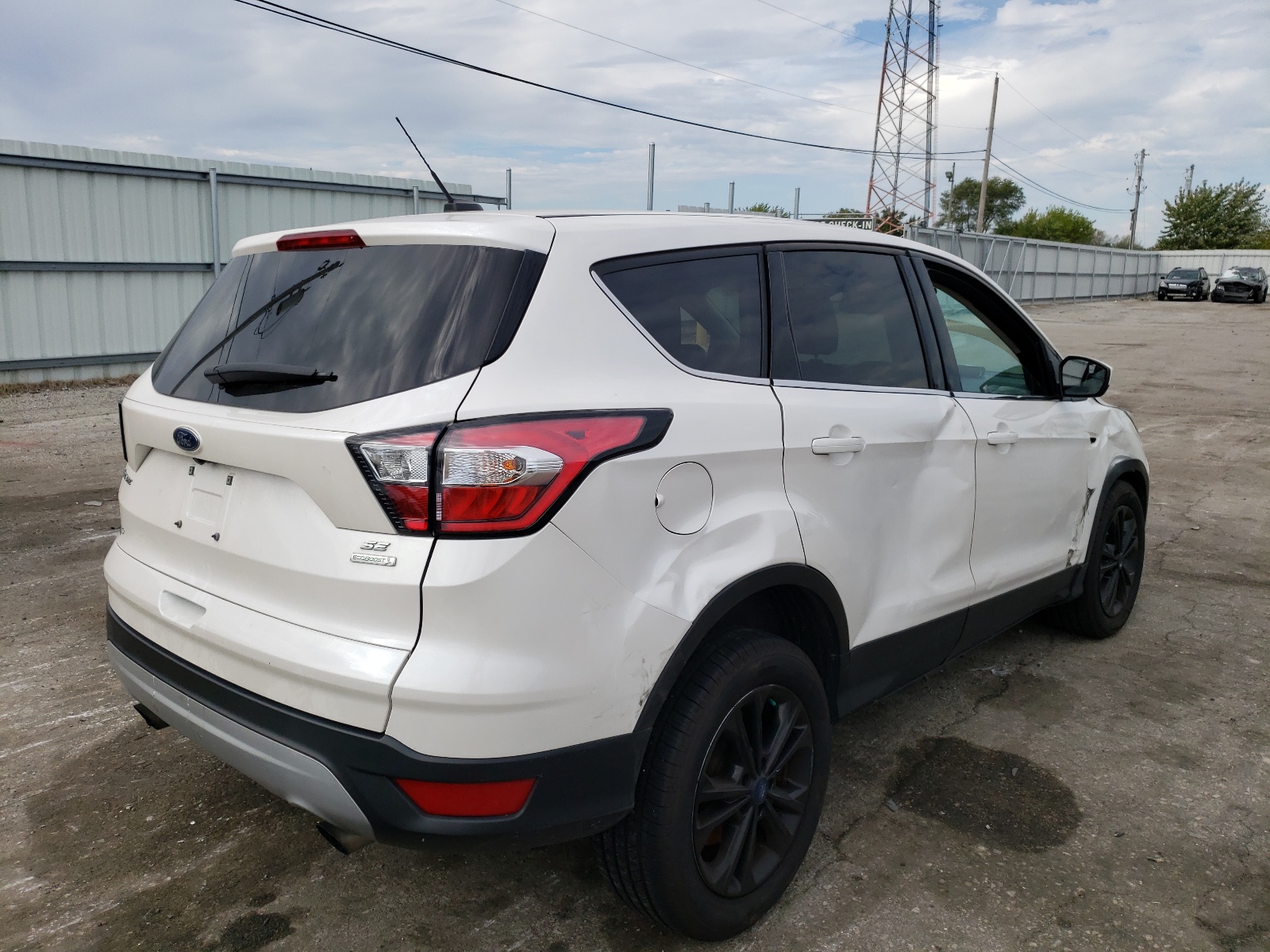Photo 4 from auction – 2017 FORD ESCAPE SE with VIN 1FMCU0GDXHUD36488