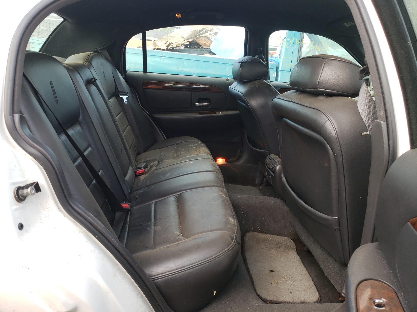 Photo 6 from auction – 1999 LINCOLN TOWN CAR E with VIN 1LNHM81W3XY694182