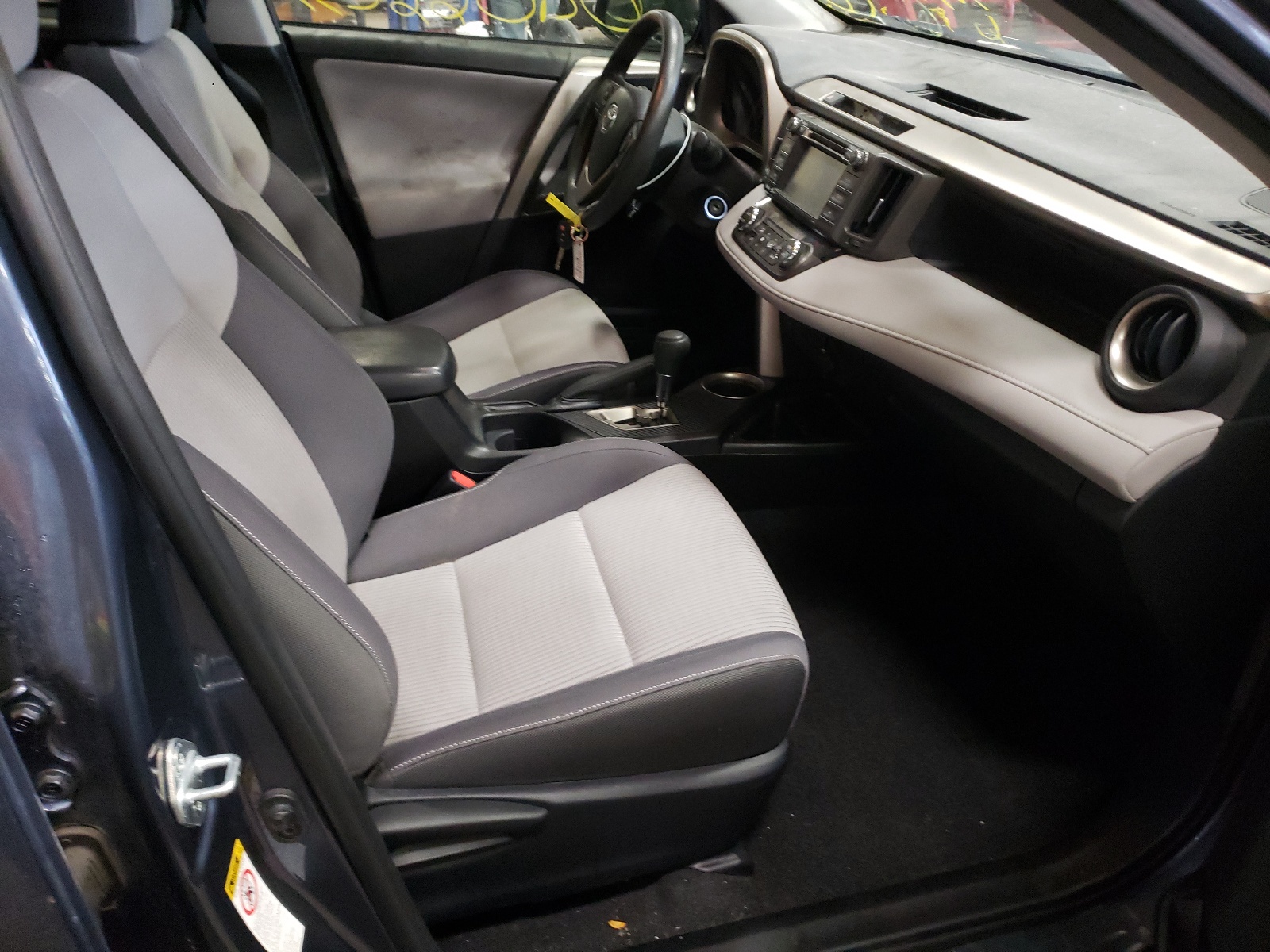 Photo 5 from auction – 2014 TOYOTA RAV4 XLE with VIN JTMWFREV9ED039770