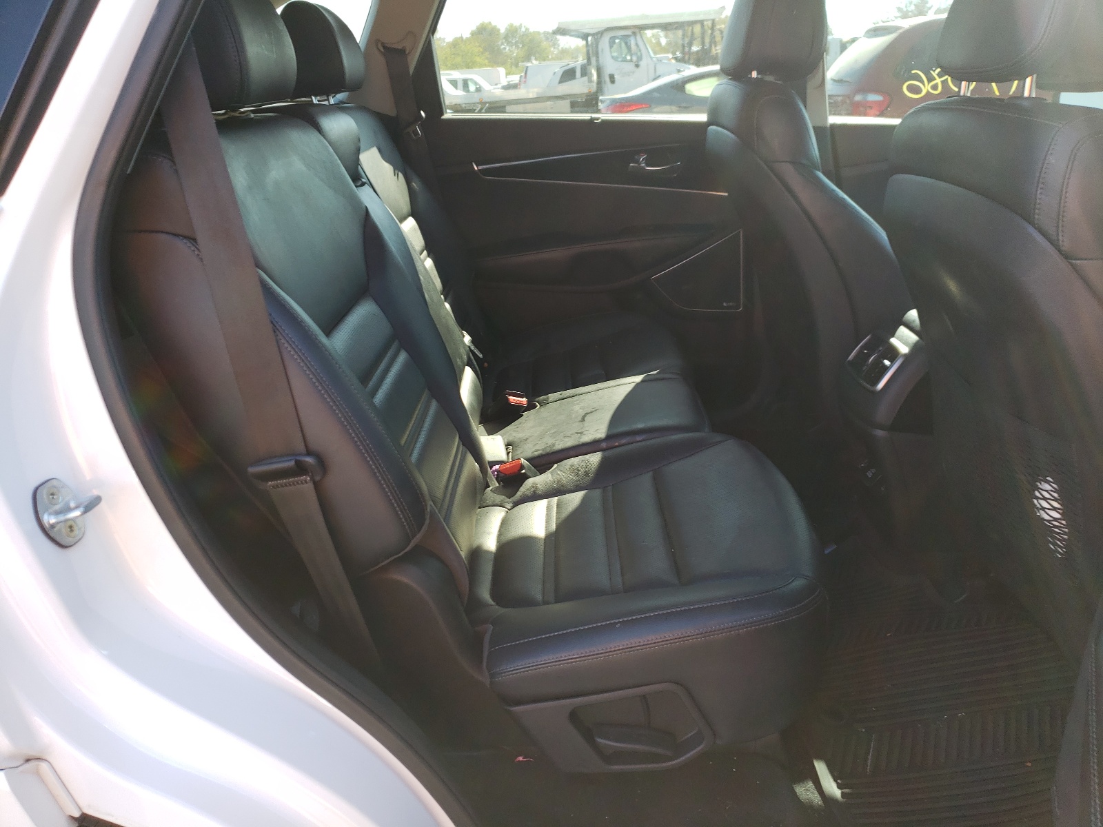 Photo 6 from auction – 2016 KIA SORENTO SX with VIN 5XYPKDA50GG018013