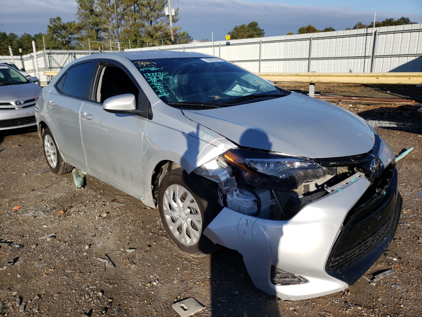 TOYOTA COROLLA L 2019 with VIN 5YFBURHE8KP890838 - Photo from auction