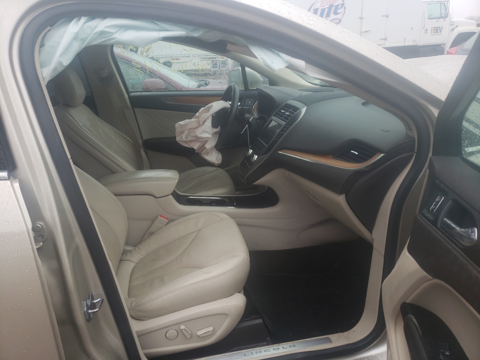 Photo 5 from auction – 2017 LINCOLN MKC SELECT with VIN 5LMCJ2D98HUL51685