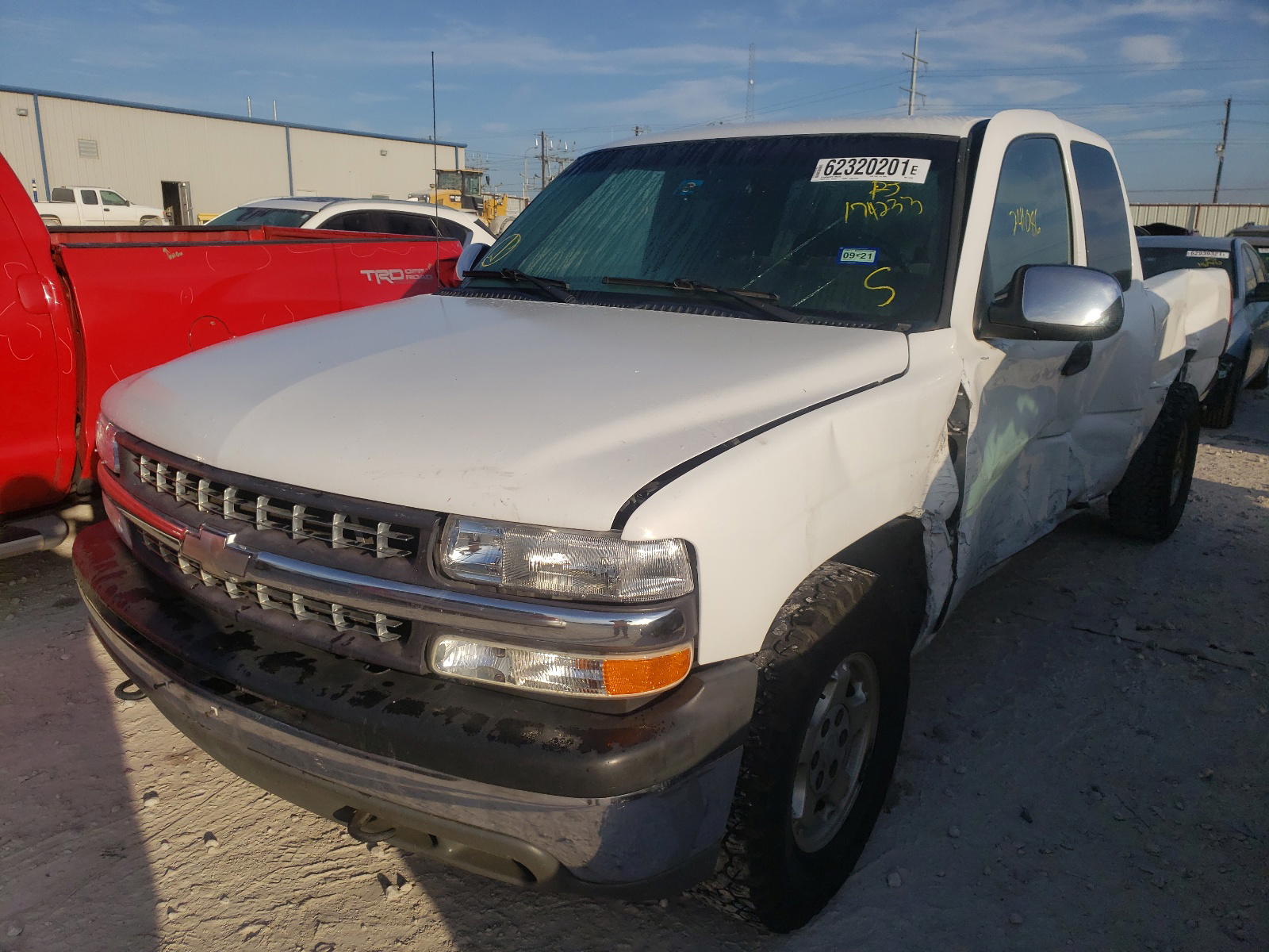 Photo 2 from auction – 2002 CHEVROLET SILVERADO with VIN 2GCEC19V121174233