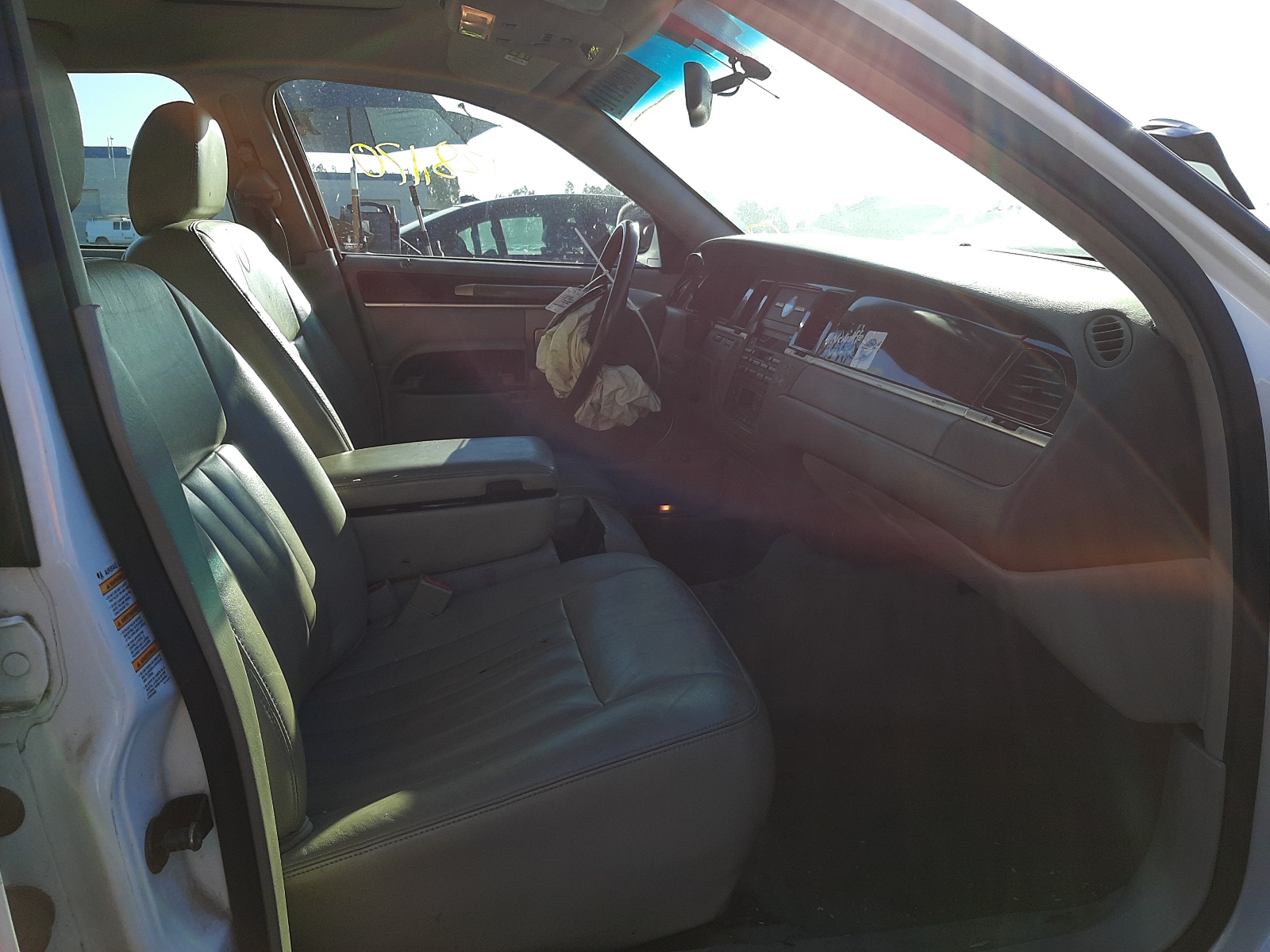 Photo 5 from auction – 2004 LINCOLN TOWN CAR E with VIN 1LNHM81W94Y604545