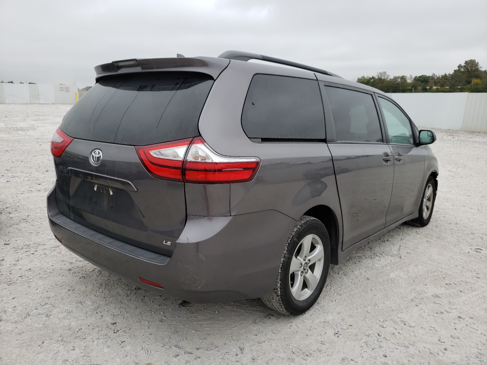 Photo 4 from auction – 2018 TOYOTA SIENNA XLE with VIN 5TDKZ3DC0JS904806
