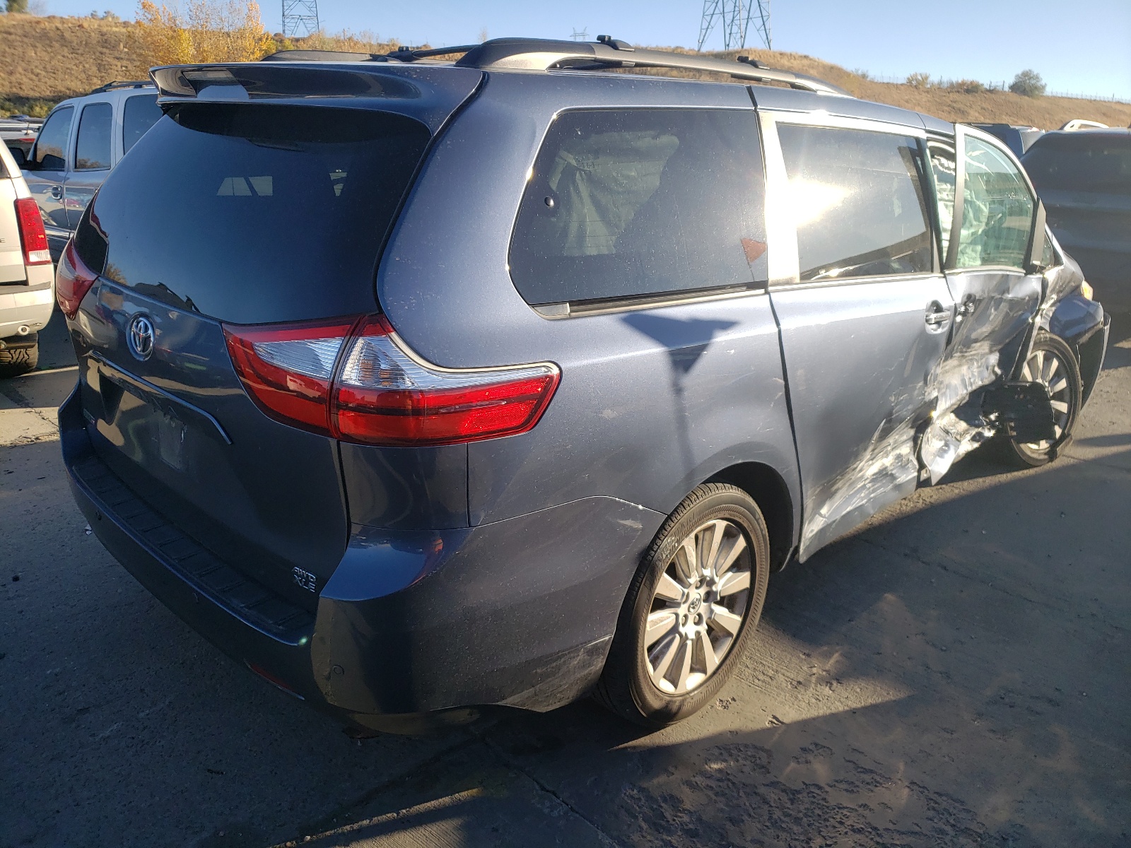 Photo 4 from auction – 2015 TOYOTA SIENNA XLE with VIN 5TDDK3DC7FS102452