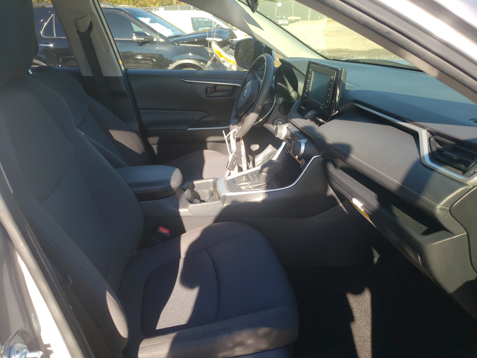 Photo 5 from auction – 2020 TOYOTA RAV4 LE with VIN JTMG1RFV9LD065056