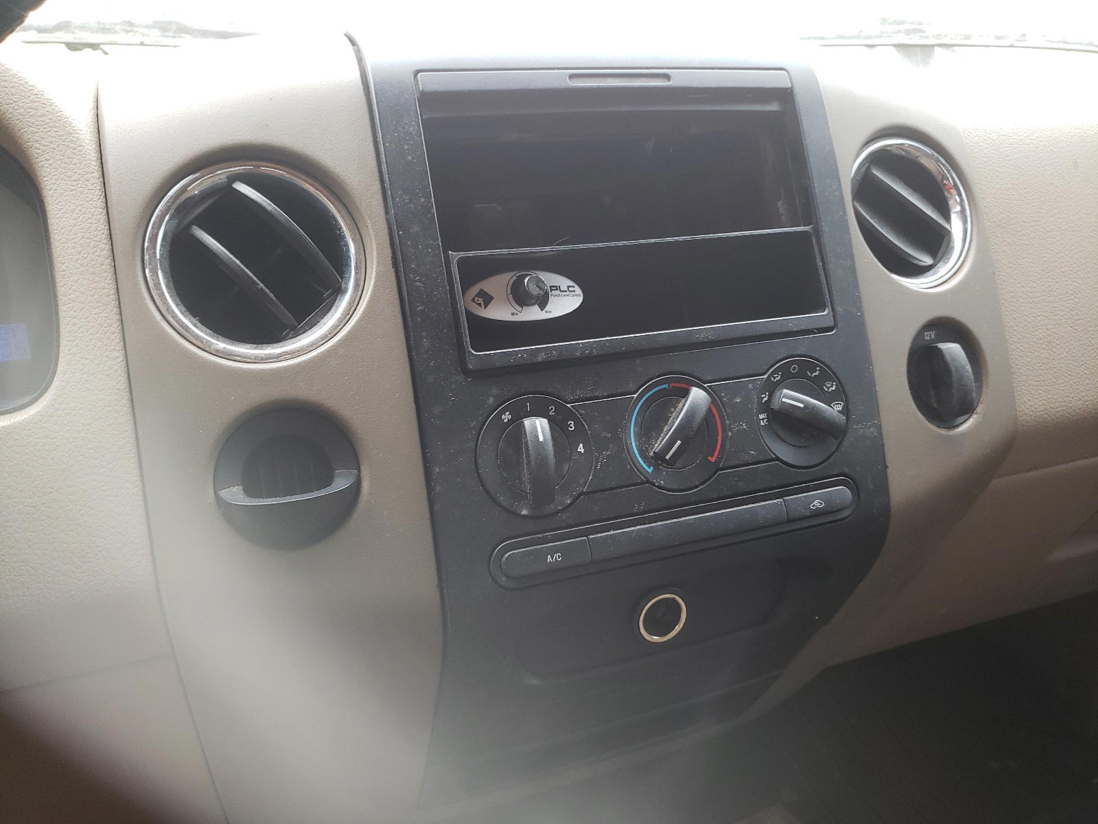 Photo 9 from auction – 2005 FORD F150 with VIN 1FTRX12W65FA22728