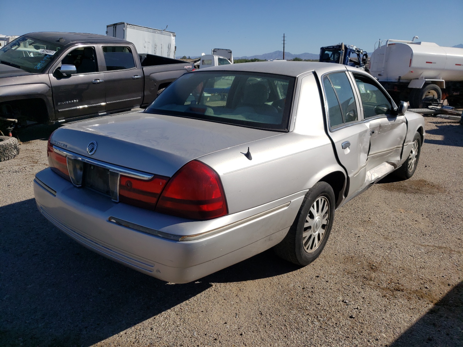 Photo 4 from auction – 2005 MERCURY GRAND MARQ with VIN 2MEHM75W95X660591