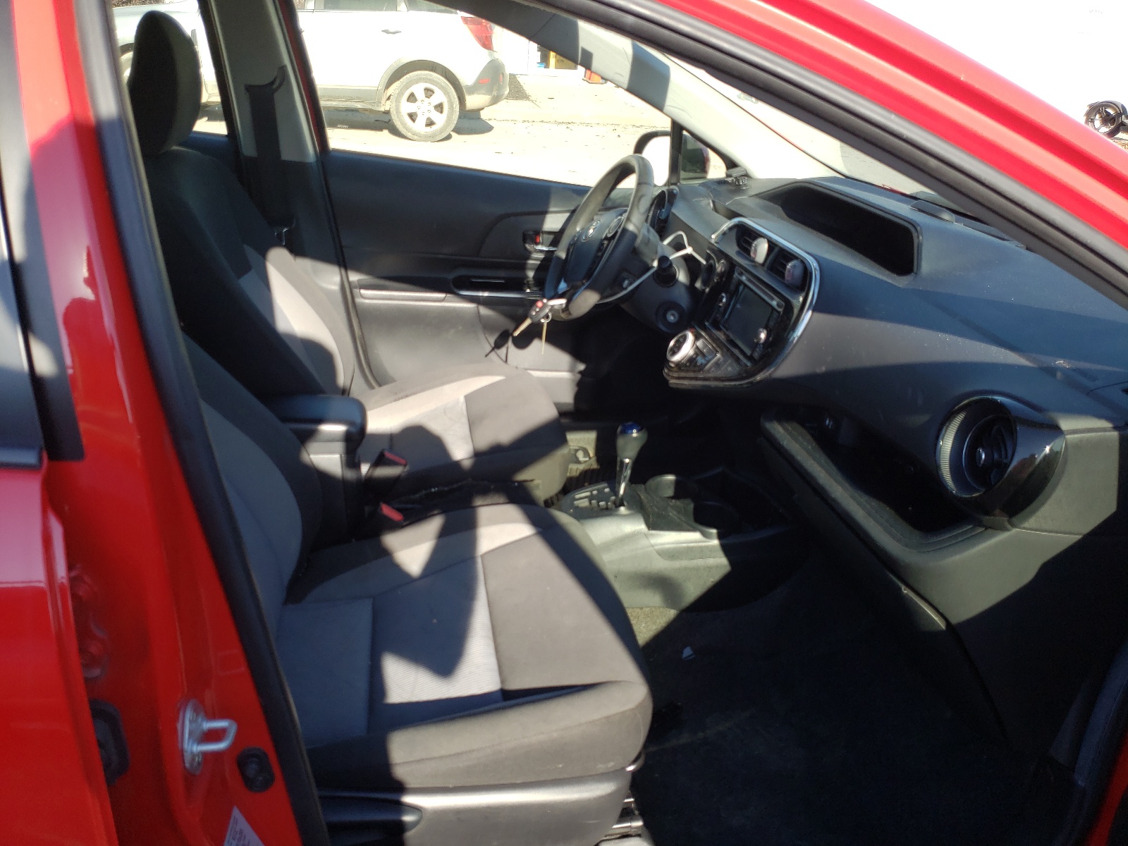 Photo 5 from auction – 2018 TOYOTA PRIUS C with VIN JTDKDTB33J1602862
