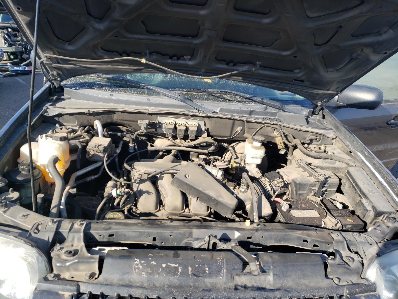 Photo 7 from auction – 2005 FORD ESCAPE LIM with VIN 1FMCU94165KD74645