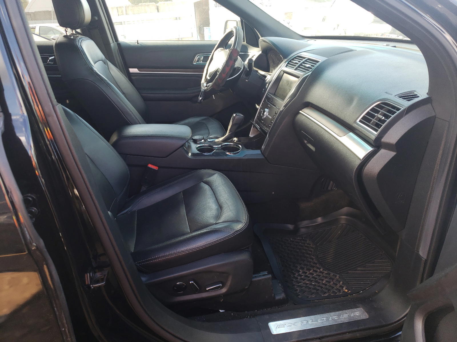 Photo 5 from auction – 2016 FORD EXPLORER L with VIN 1FM5K8F88GGA87963