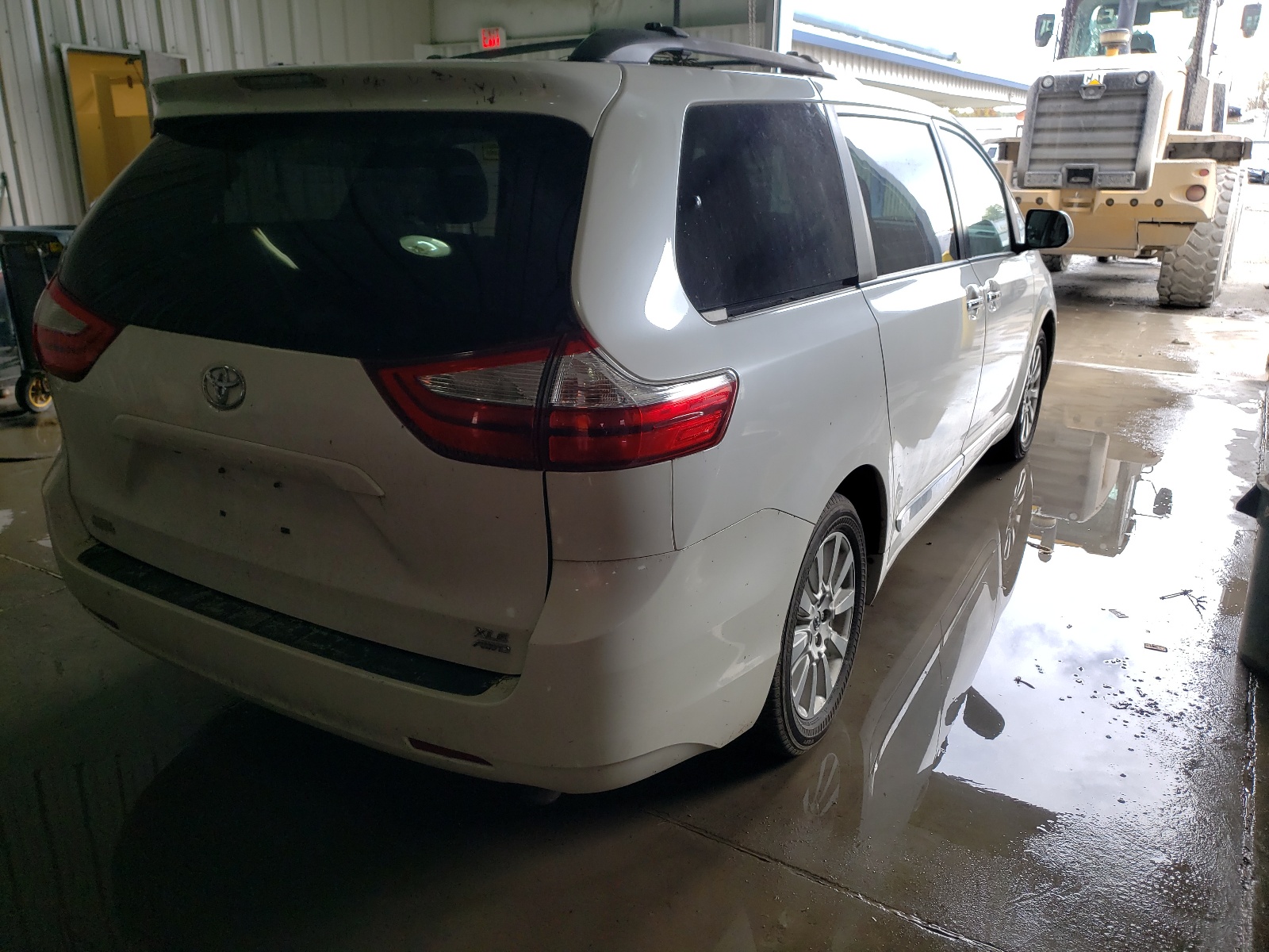 Photo 4 from auction – 2015 TOYOTA SIENNA XLE with VIN 5TDDK3DC2FS122950