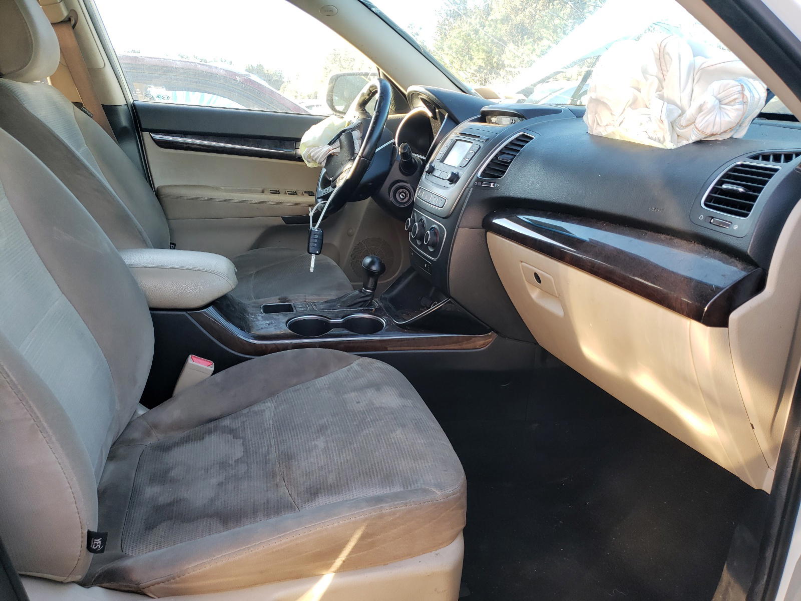 Photo 5 from auction – 2014 KIA SORENTO LX with VIN 5XYKT3A67EG439735